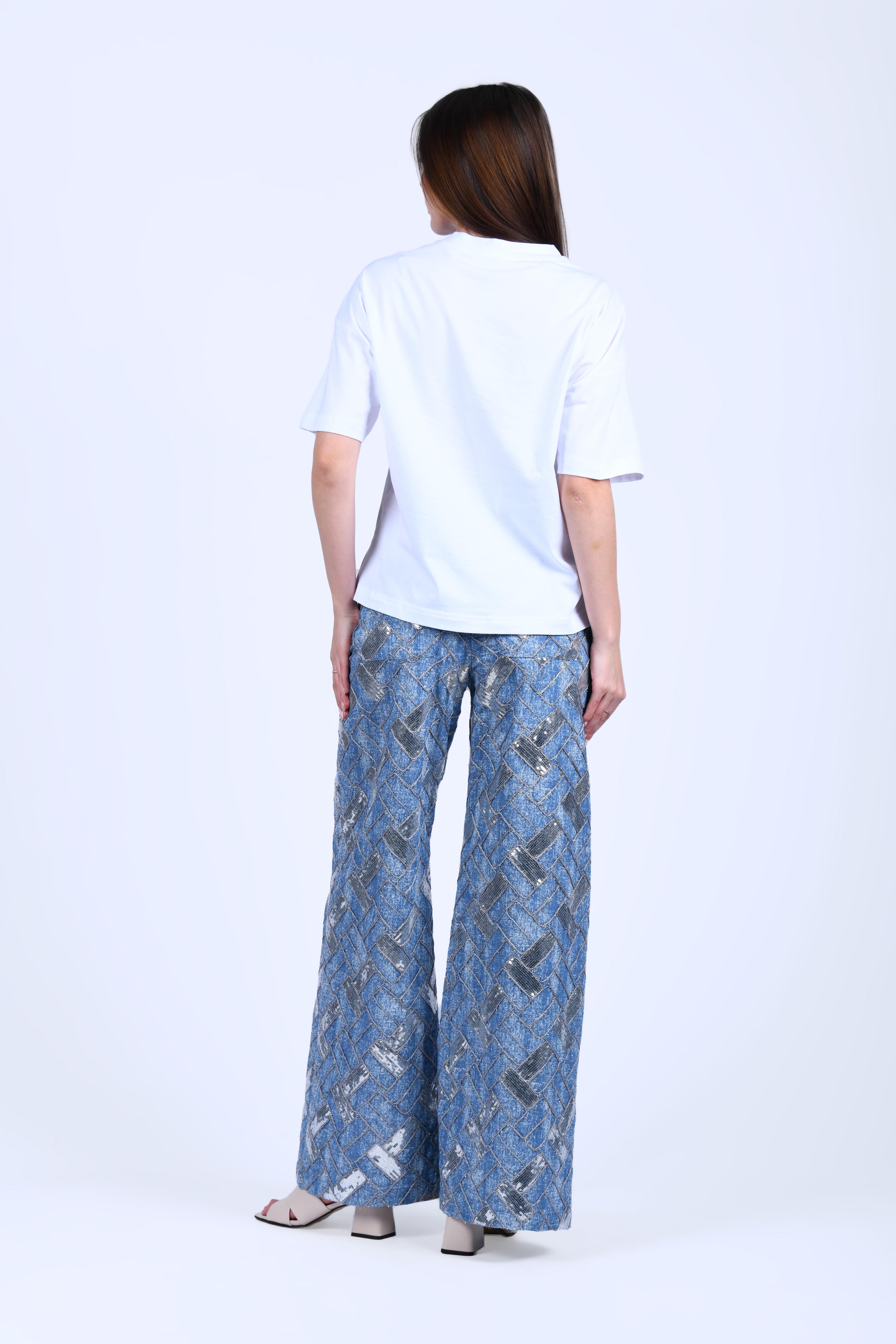Beyaz Mavi Cebi Nakış Detaylı T-Shirt - QB185