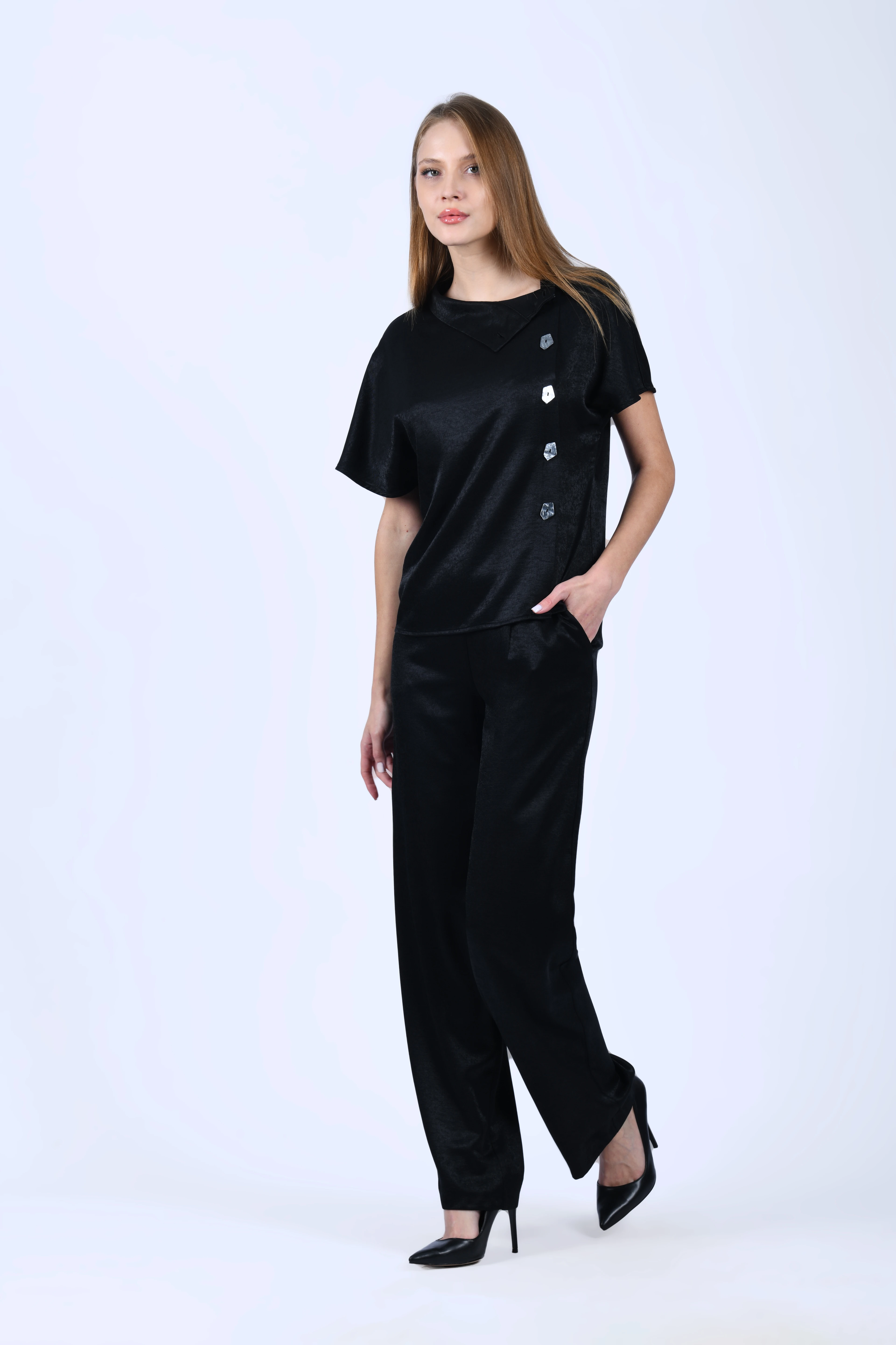 Siyah Asimetrik Düğmeli Bluz - QB202