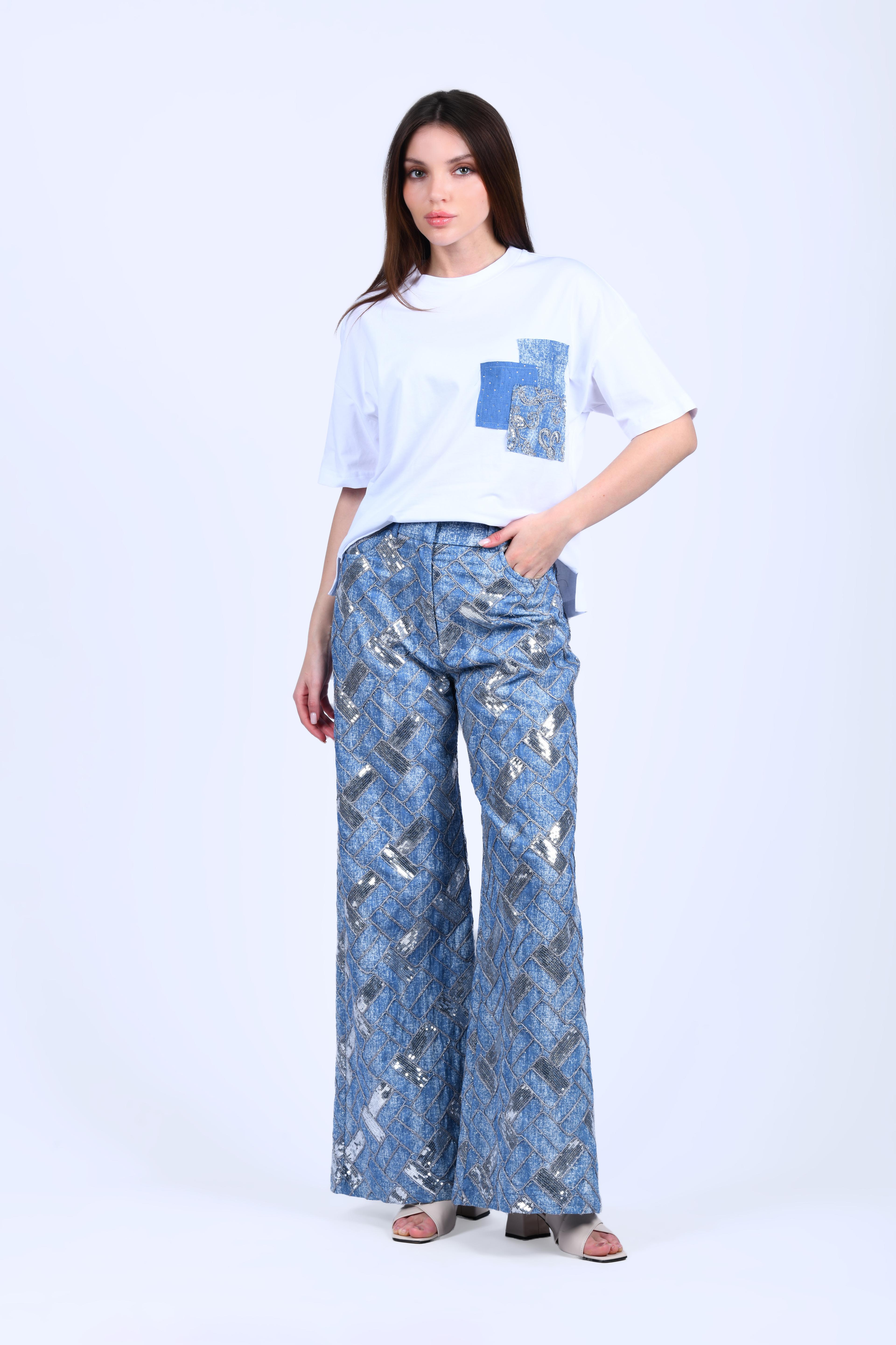 Beyaz Mavi Cebi Nakış Detaylı T-Shirt - QB185