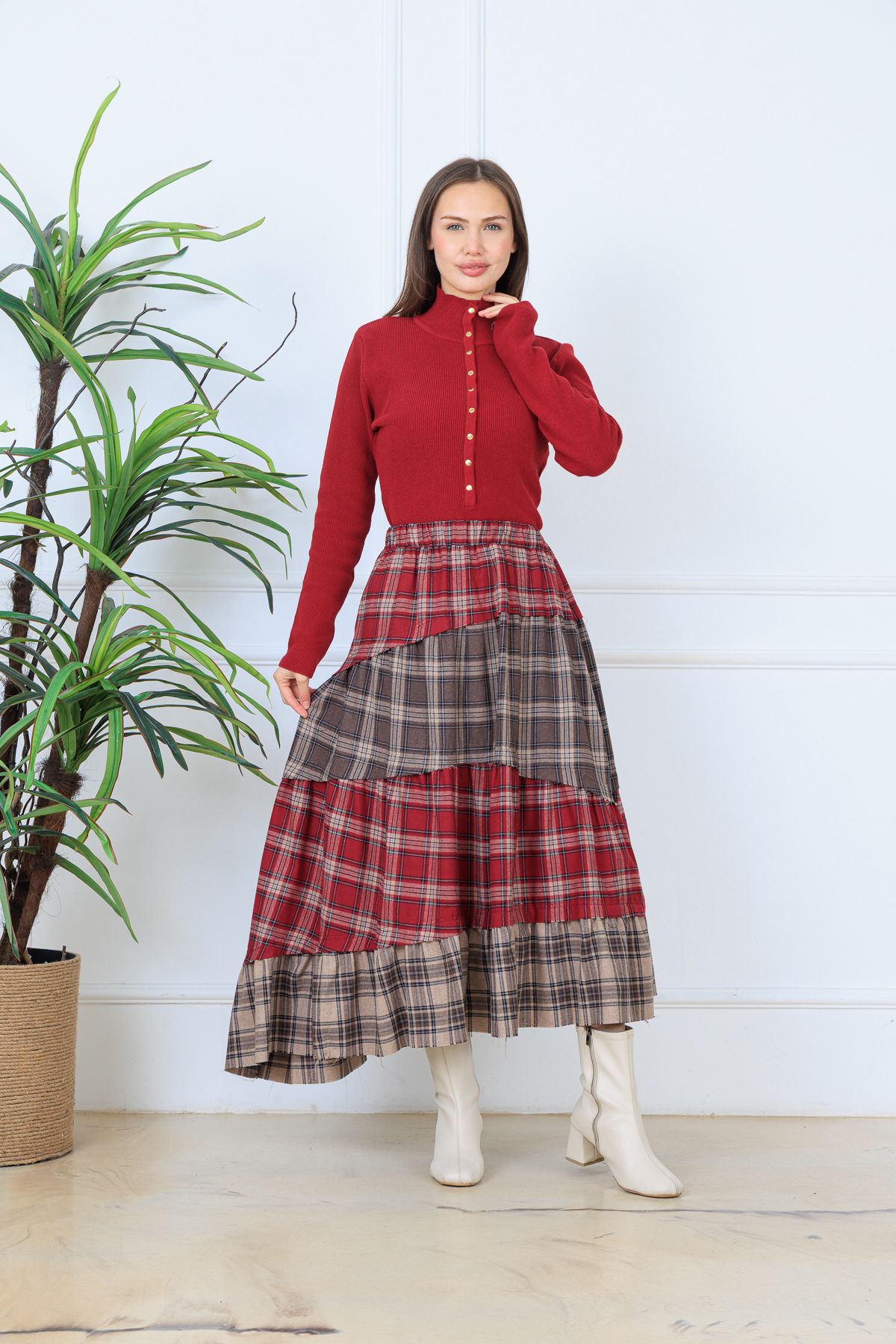 Kırmızı Düğmeli Triko Kazak & Ekose Desenli Kat Kat Maxi Etek Takımı