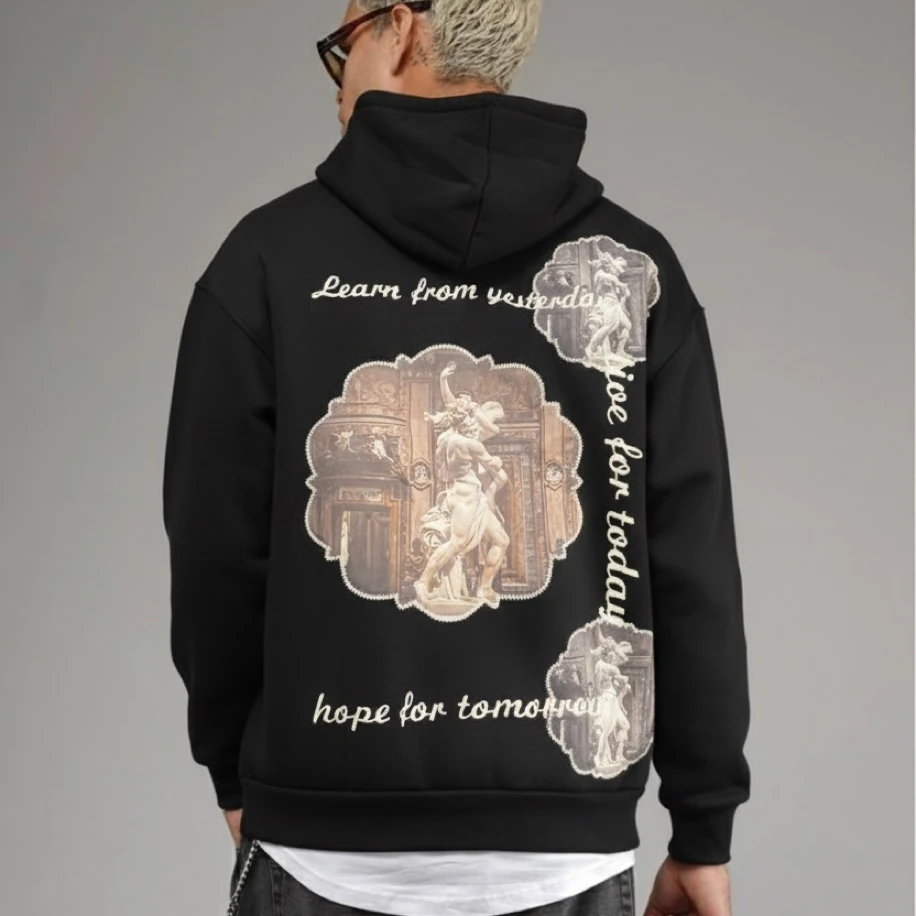 UNISEX SİYAH SIRT TASARIMLI NAKIŞ İŞLEMELİ OVERSİZE KAPŞONLU SWEATSHİRT