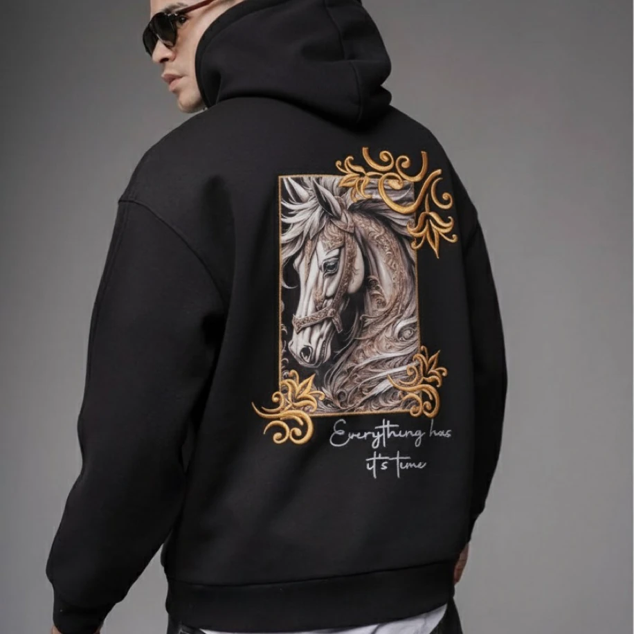 UNISEX SİYAH SIRT TASARIMLI NAKIŞ İŞLEMELİ OVERSİZE KAPŞONLU SWEATSHİRT