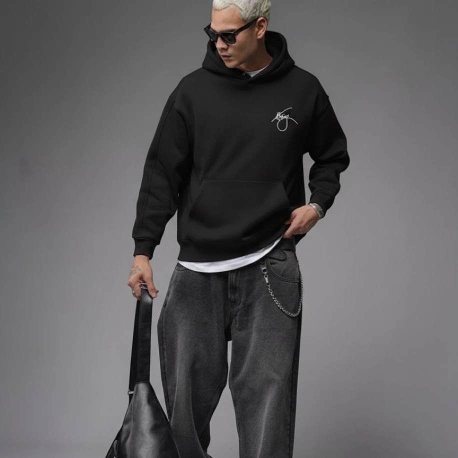 UNISEX SİYAH SIRT TASARIMLI NAKIŞ İŞLEMELİ OVERSİZE KAPŞONLU SWEATSHİRT