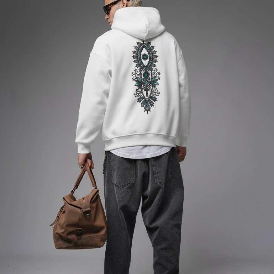 UNISEX BEYAZ SIRT TASARIMLI NAKIŞ İŞLEMELİ OVERSİZE KAPŞONLU SWEATSHİRT