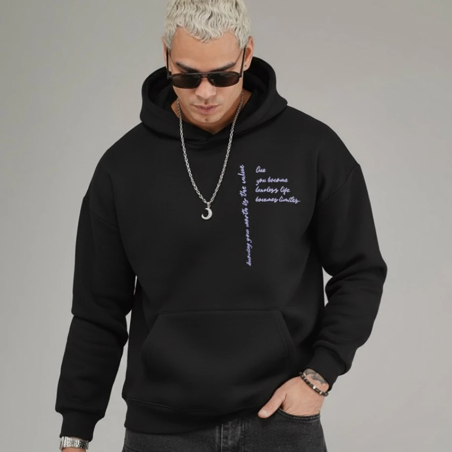 UNISEX SİYAH SIRT TASARIMLI NAKIŞ İŞLEMELİ OVERSİZE KAPŞONLU SWEATSHİRT