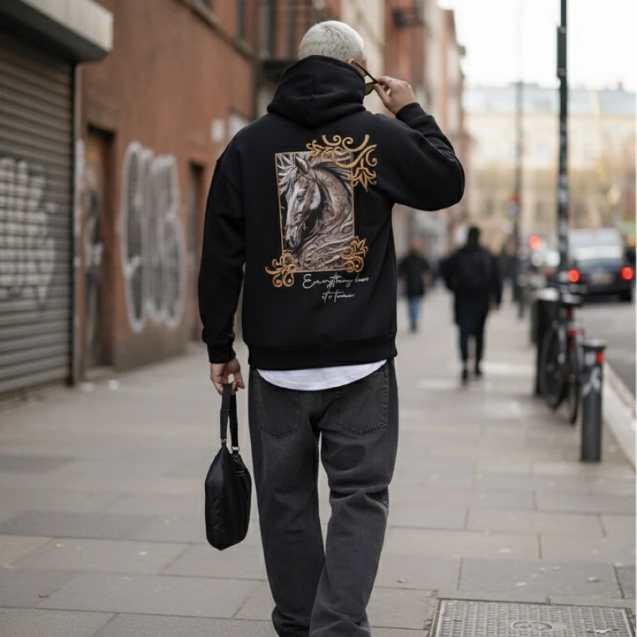 UNISEX SİYAH SIRT TASARIMLI NAKIŞ İŞLEMELİ OVERSİZE KAPŞONLU SWEATSHİRT