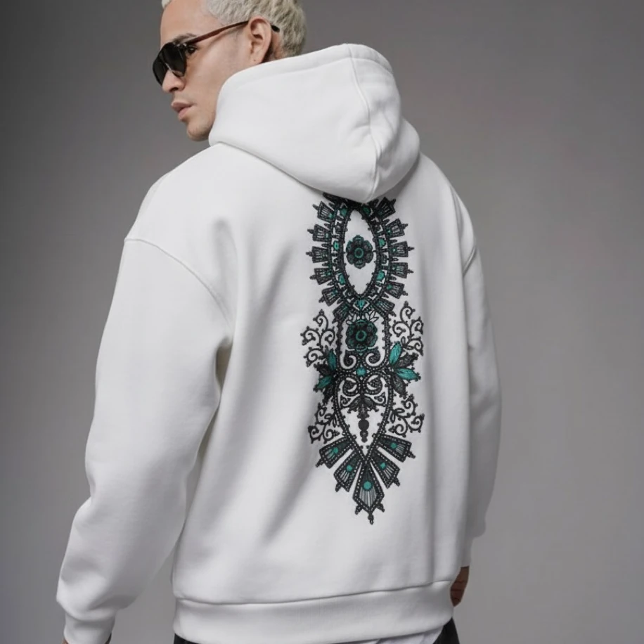 UNISEX BEYAZ SIRT TASARIMLI NAKIŞ İŞLEMELİ OVERSİZE KAPŞONLU SWEATSHİRT