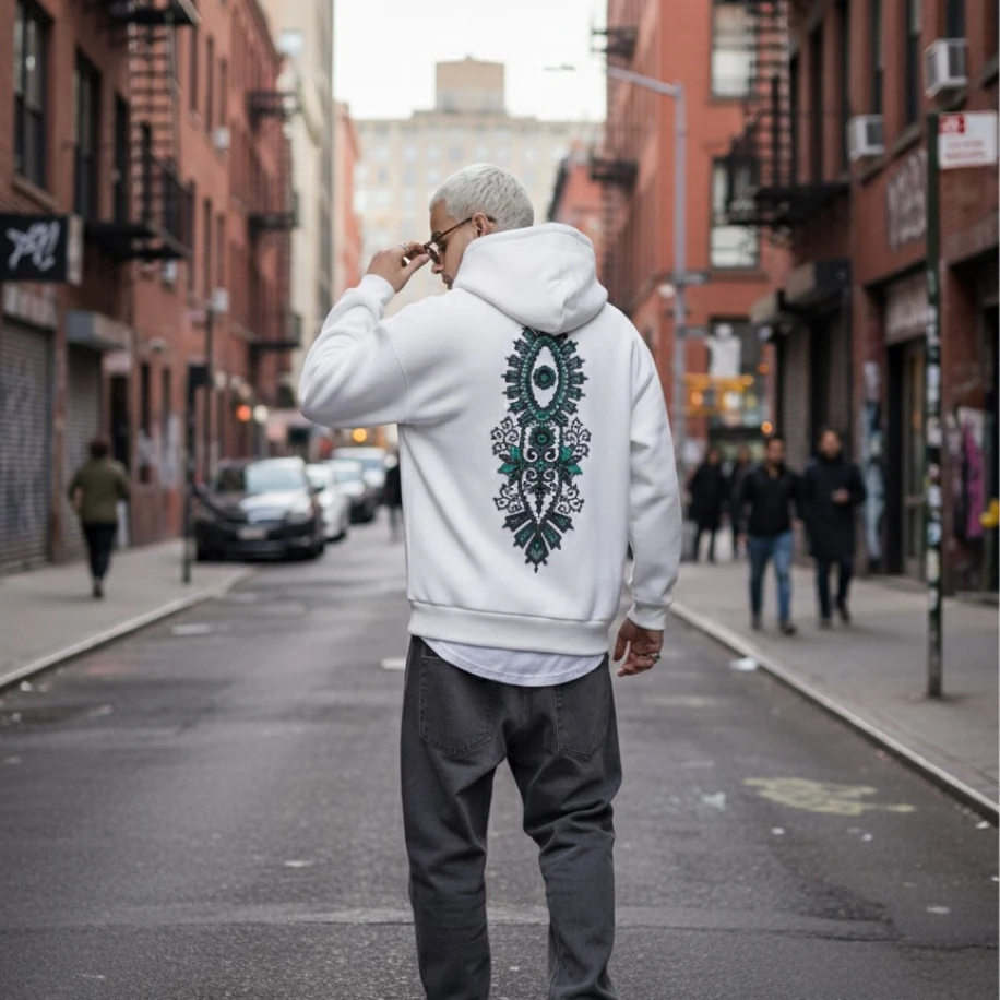 UNISEX BEYAZ SIRT TASARIMLI NAKIŞ İŞLEMELİ OVERSİZE KAPŞONLU SWEATSHİRT