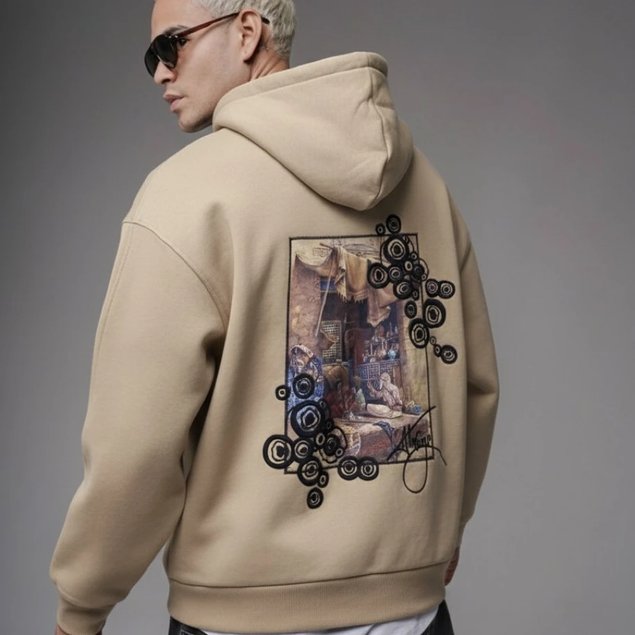 UNISEX BEJ SIRT TASARIMLI NAKIŞ İŞLEMELİ OVERSİZE KAPŞONLU SWEATSHİRT
