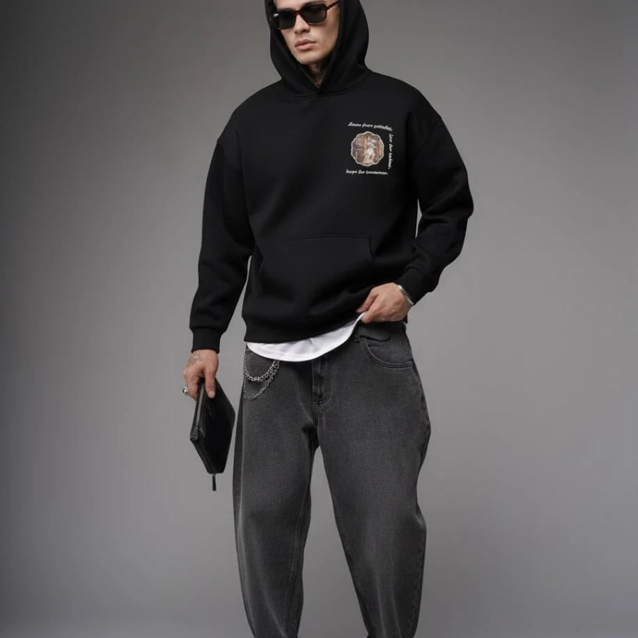 UNISEX SİYAH SIRT TASARIMLI NAKIŞ İŞLEMELİ OVERSİZE KAPŞONLU SWEATSHİRT