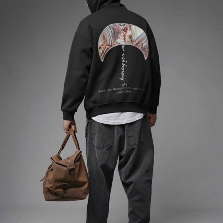 UNISEX SİYAH SIRT TASARIMLI NAKIŞ İŞLEMELİ OVERSİZE KAPŞONLU SWEATSHİRT