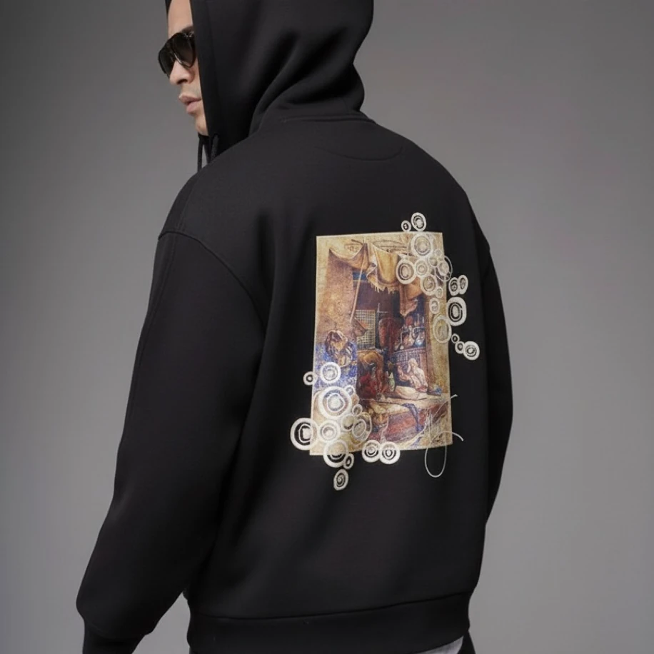 UNISEX SİYAH SIRT TASARIMLI NAKIŞ İŞLEMELİ OVERSİZE KAPŞONLU SWEATSHİRT