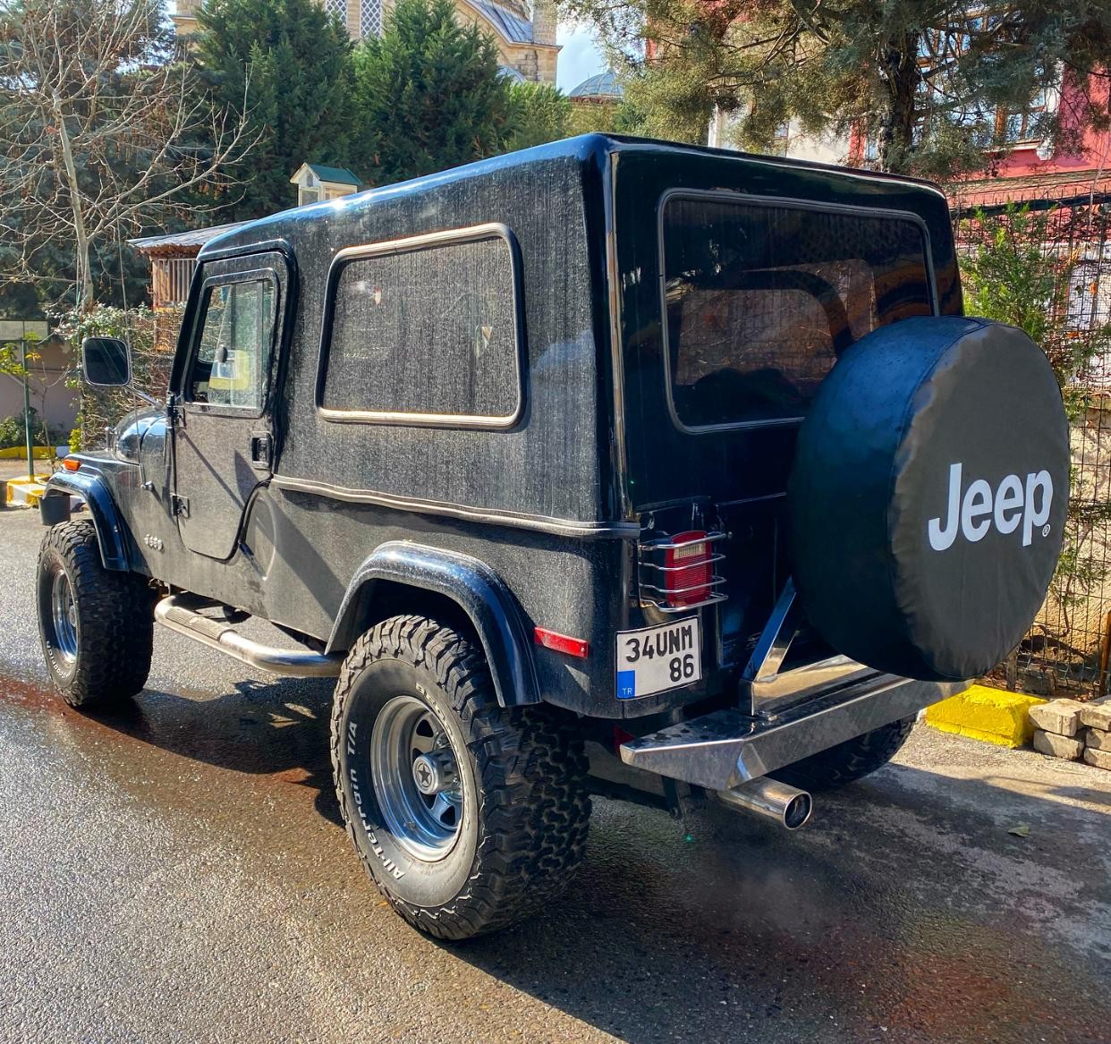 Чехол на запасное колесо с текстовым логотипом Jeep