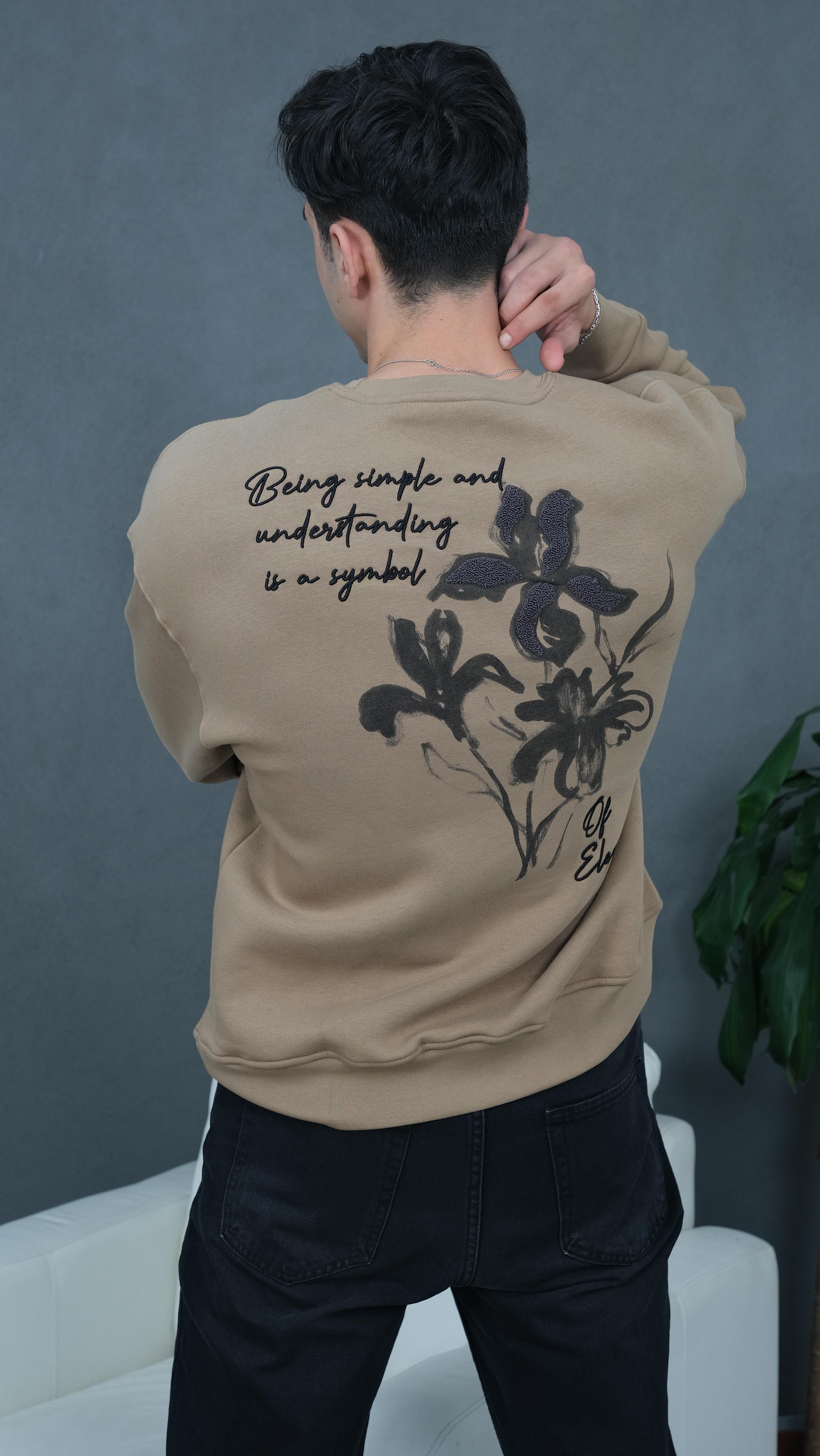 Çiçek Nakışlı Sweatshirt