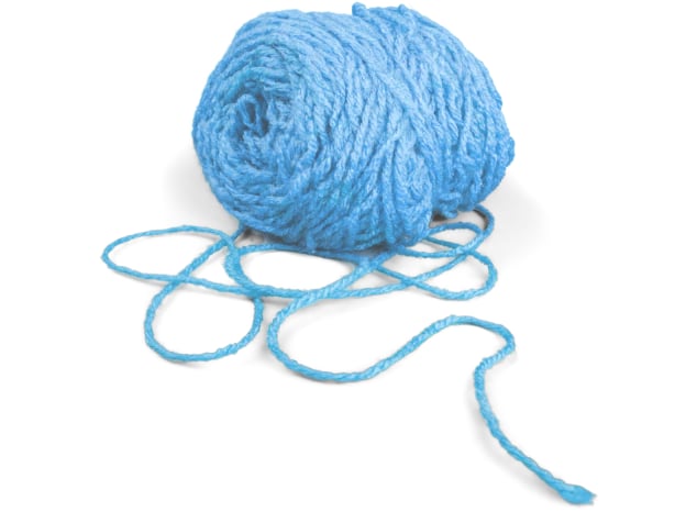 Dağınık, geleneksel mavi yün yumağı