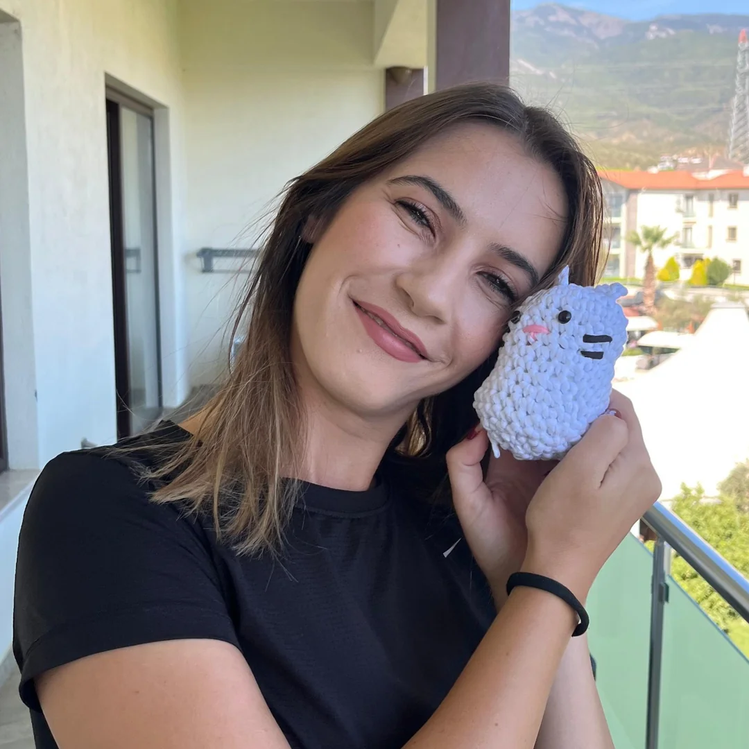 Örgü hayvanlarla poz veren kadın