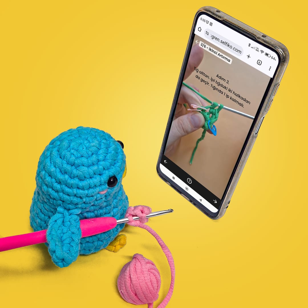 Telefon ekranından izlenen video eğitimi ve örgü unicorn