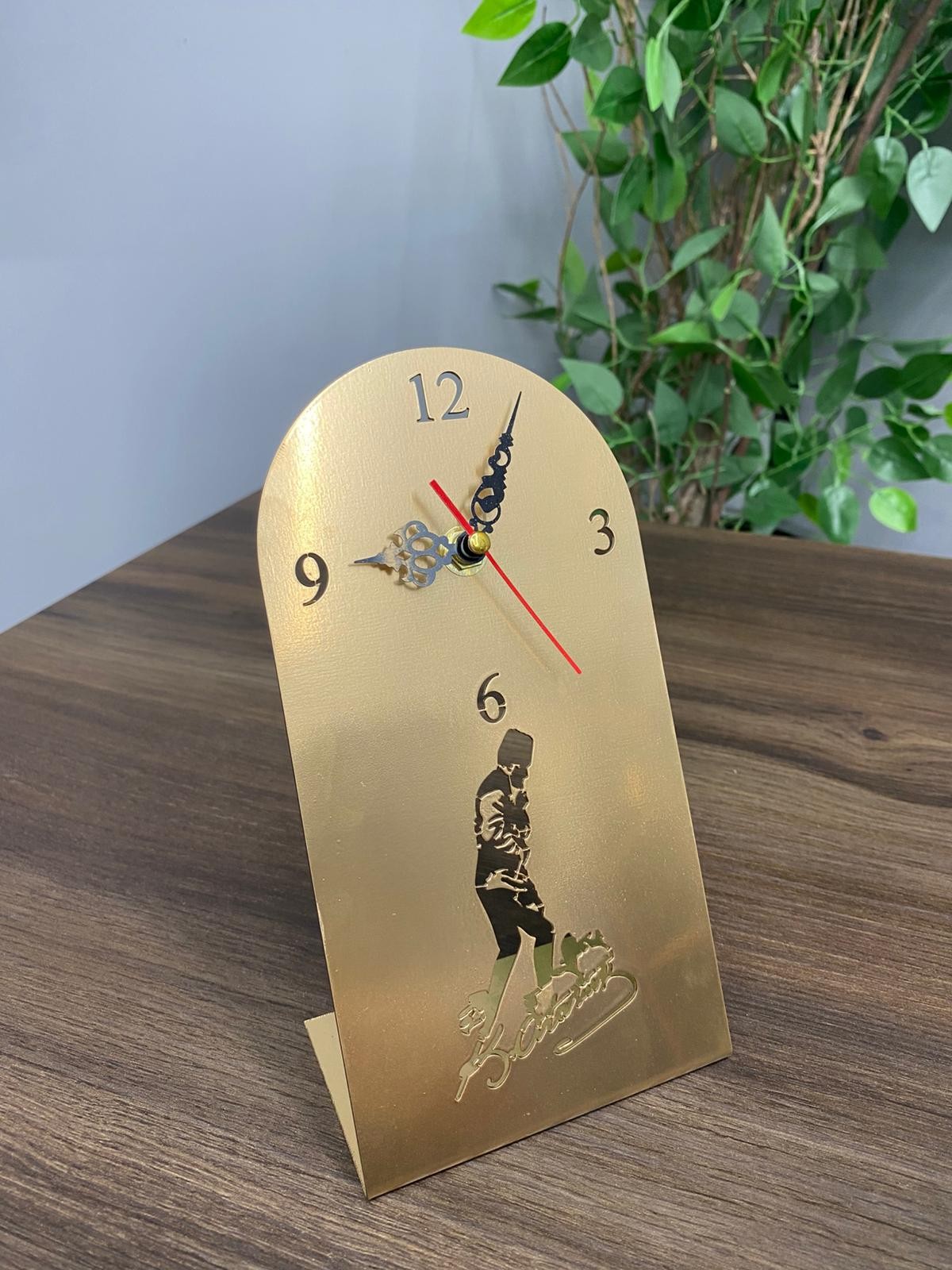 Atatürk Silüetli Metal Masa Saati