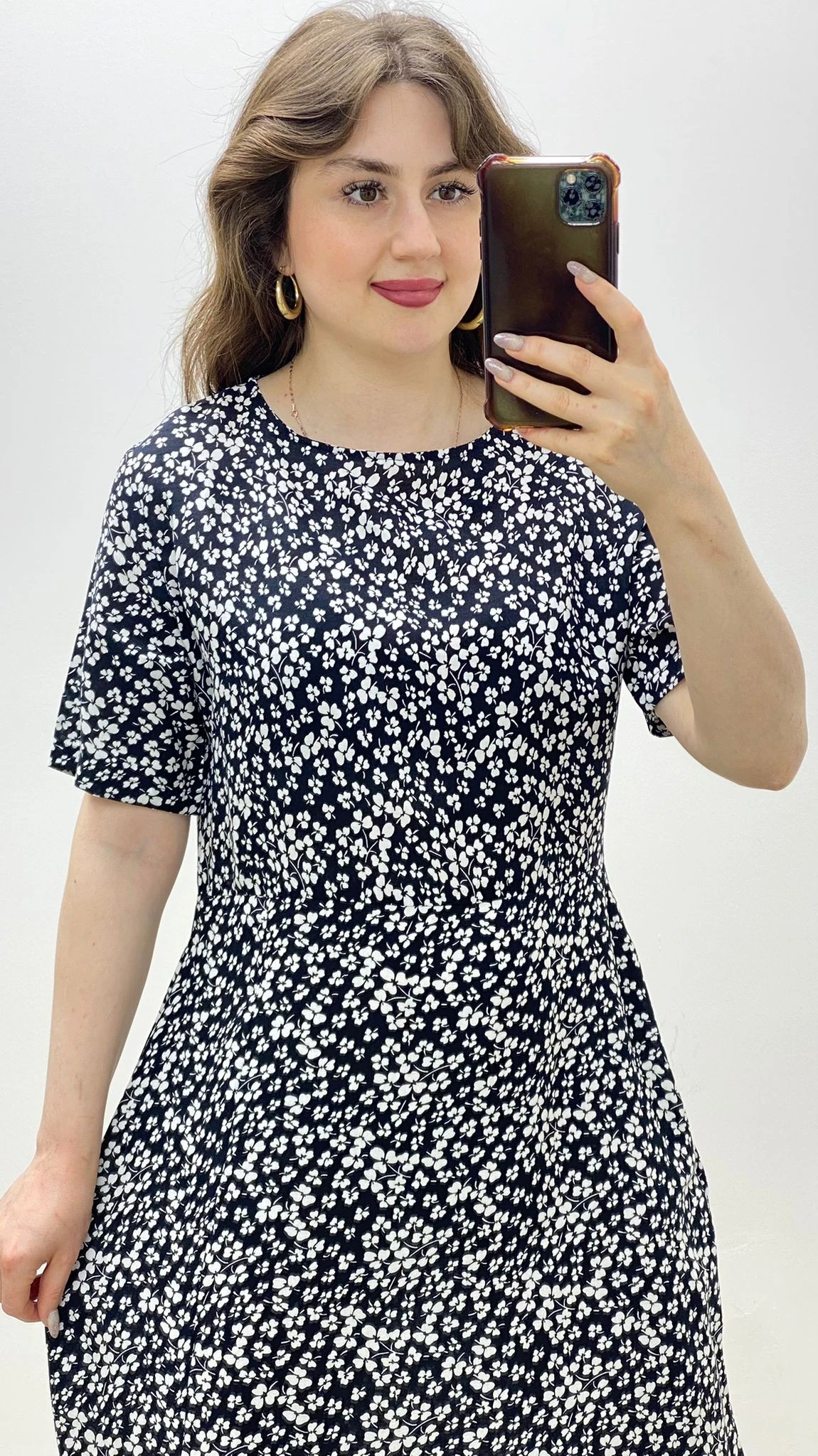 Tek Yırtmaç Yoncalı Viskon Elbise Siyah