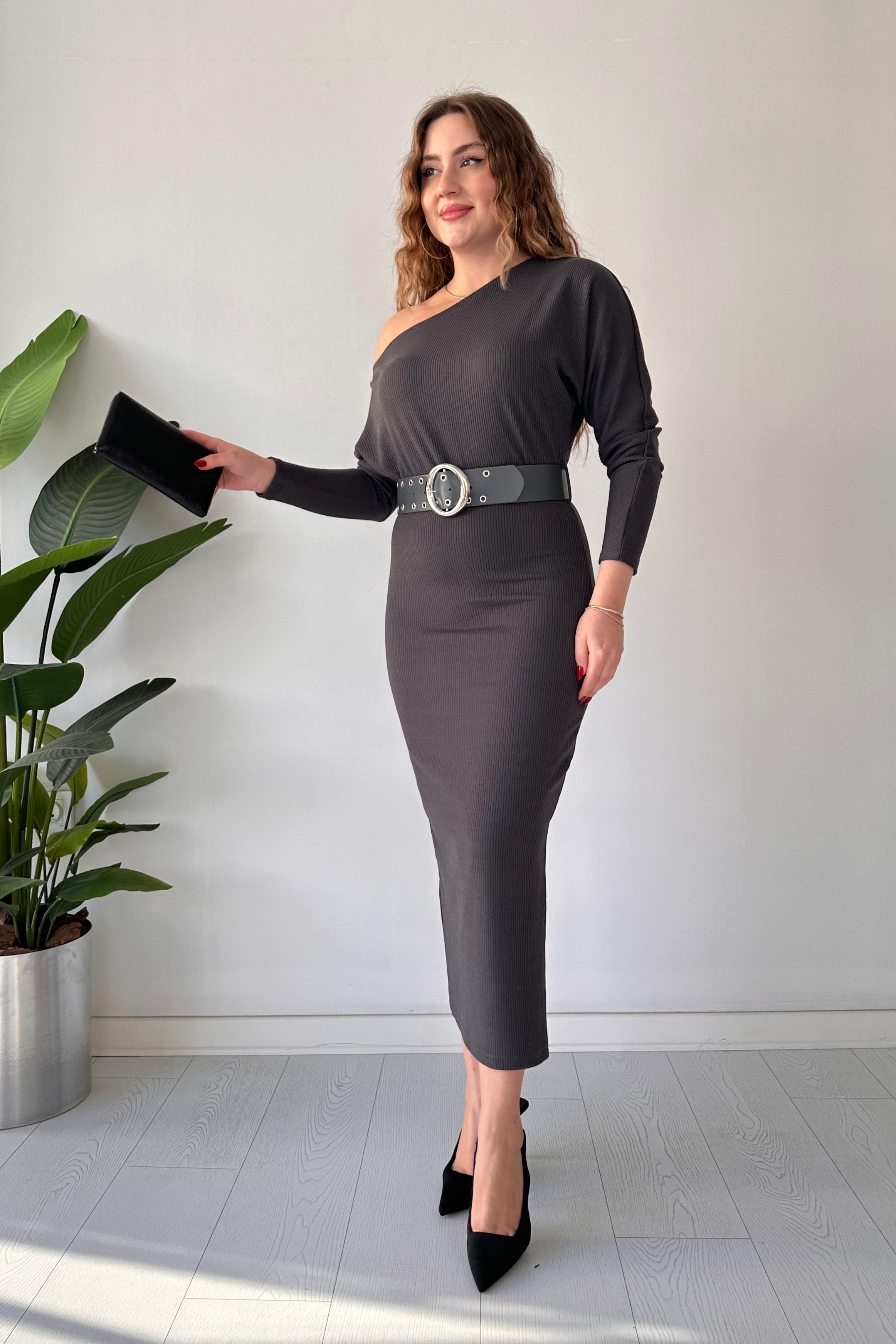 Düşük Omuz Kemerli Elbise