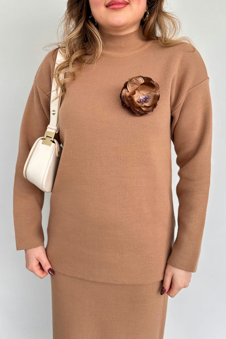 Çiçek Broş Etekli Takım