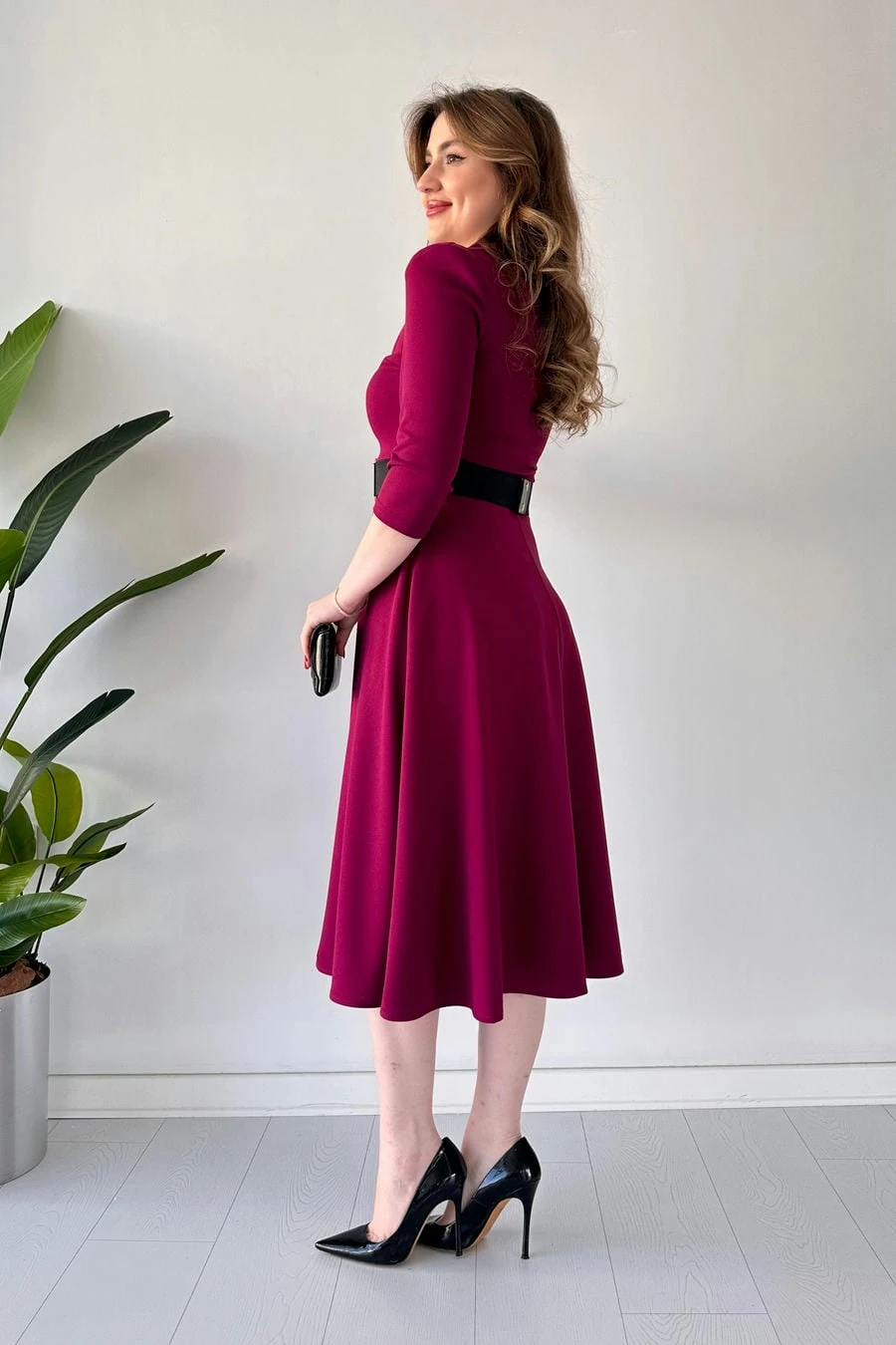 Beşgen Yaka Kemerli Krep Elbise Mürdüm