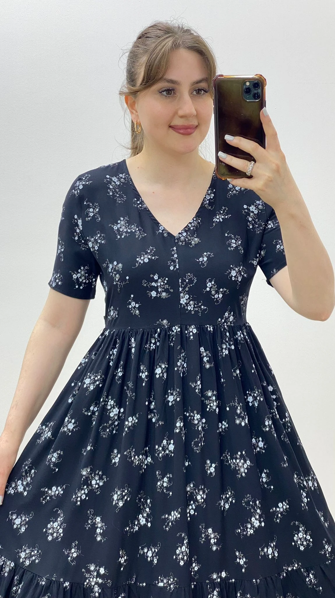 Kır Papatyalı Viskon Elbise Siyah