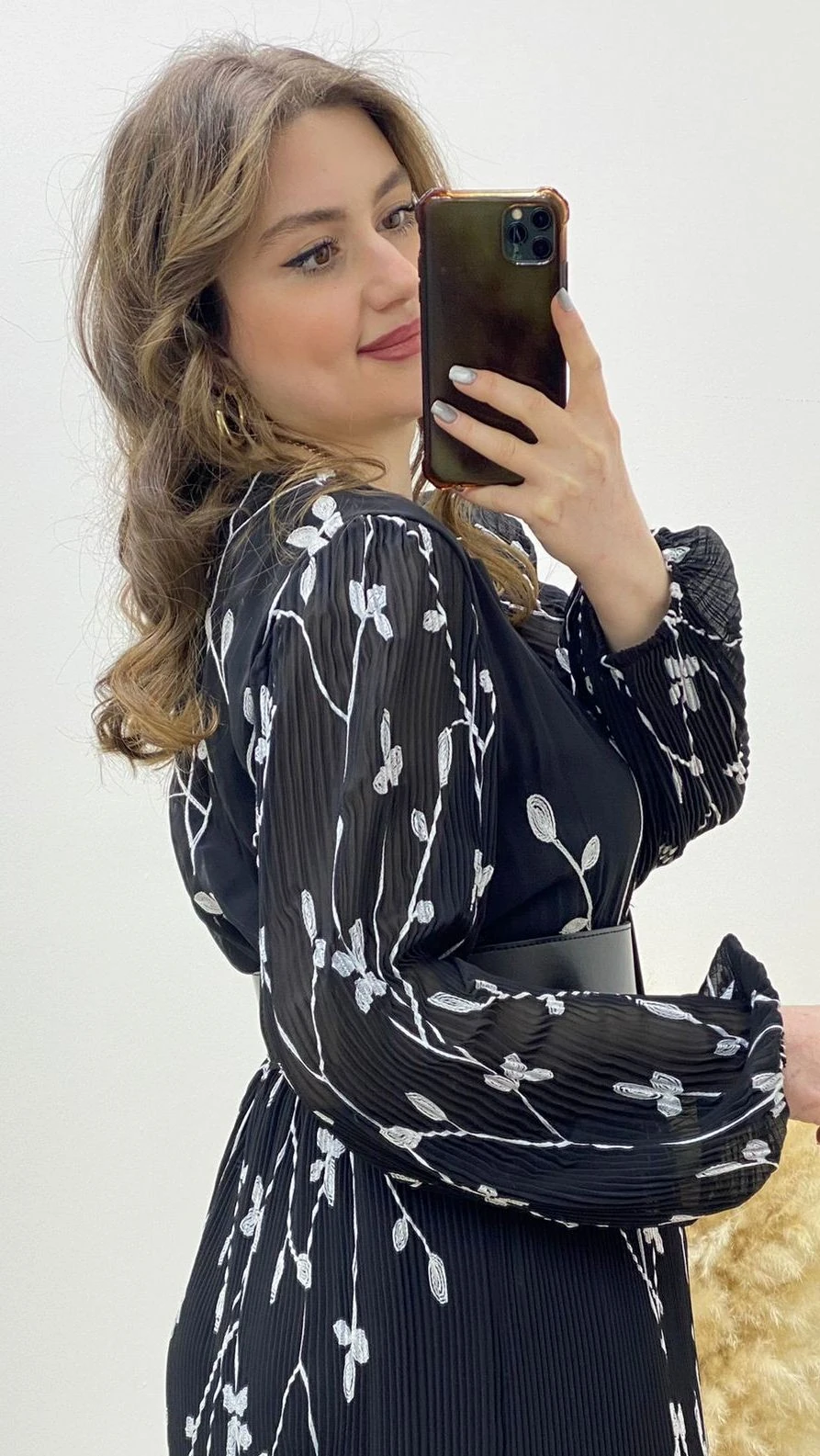 Yaprak Nakışlı Kemerli Şifon Elbise Siyah