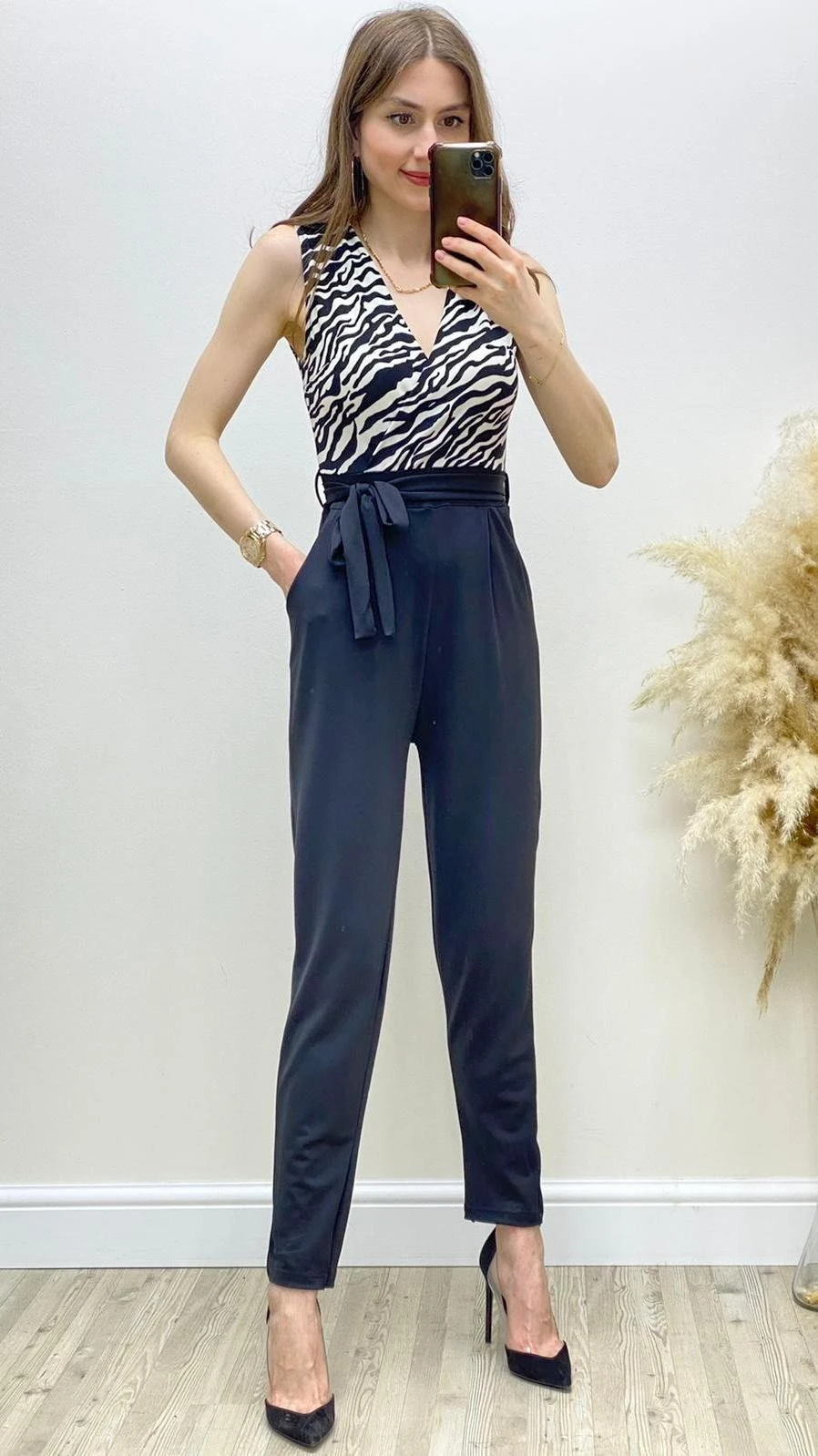 Kolsuz Yarım Zebra Desenli Kuşaklı Tulum Siyah