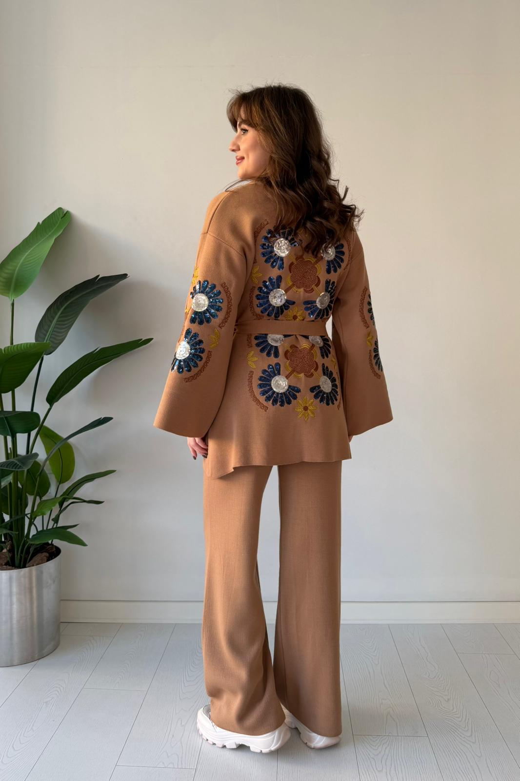 Arkası Pul İşlemeli Triko Takım