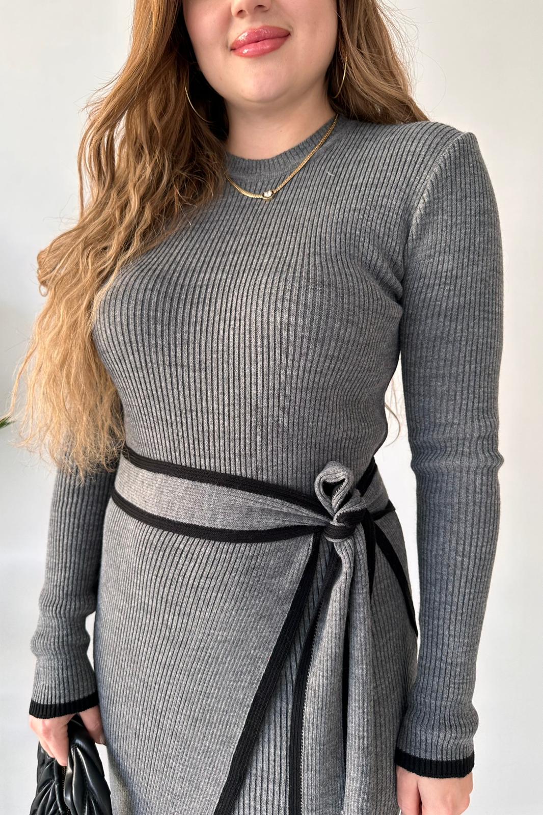 Parça etekli triko elbise