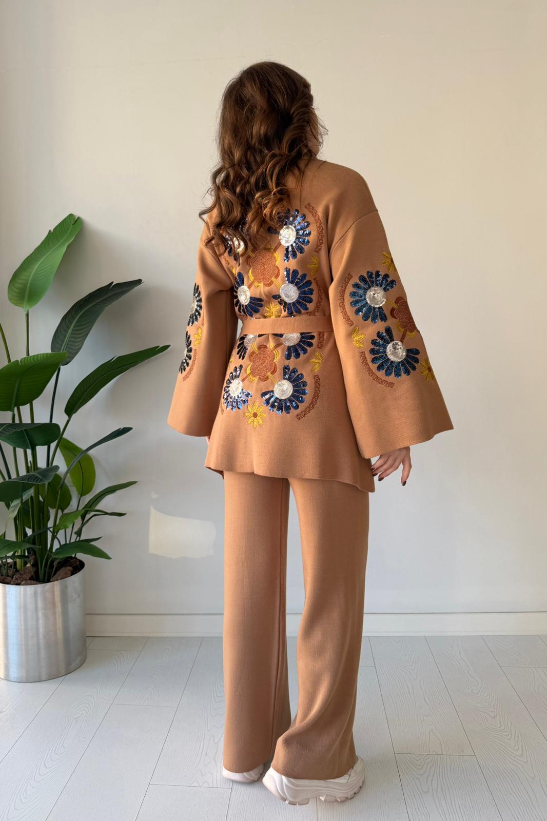 Arkası Pul İşlemeli Triko Takım