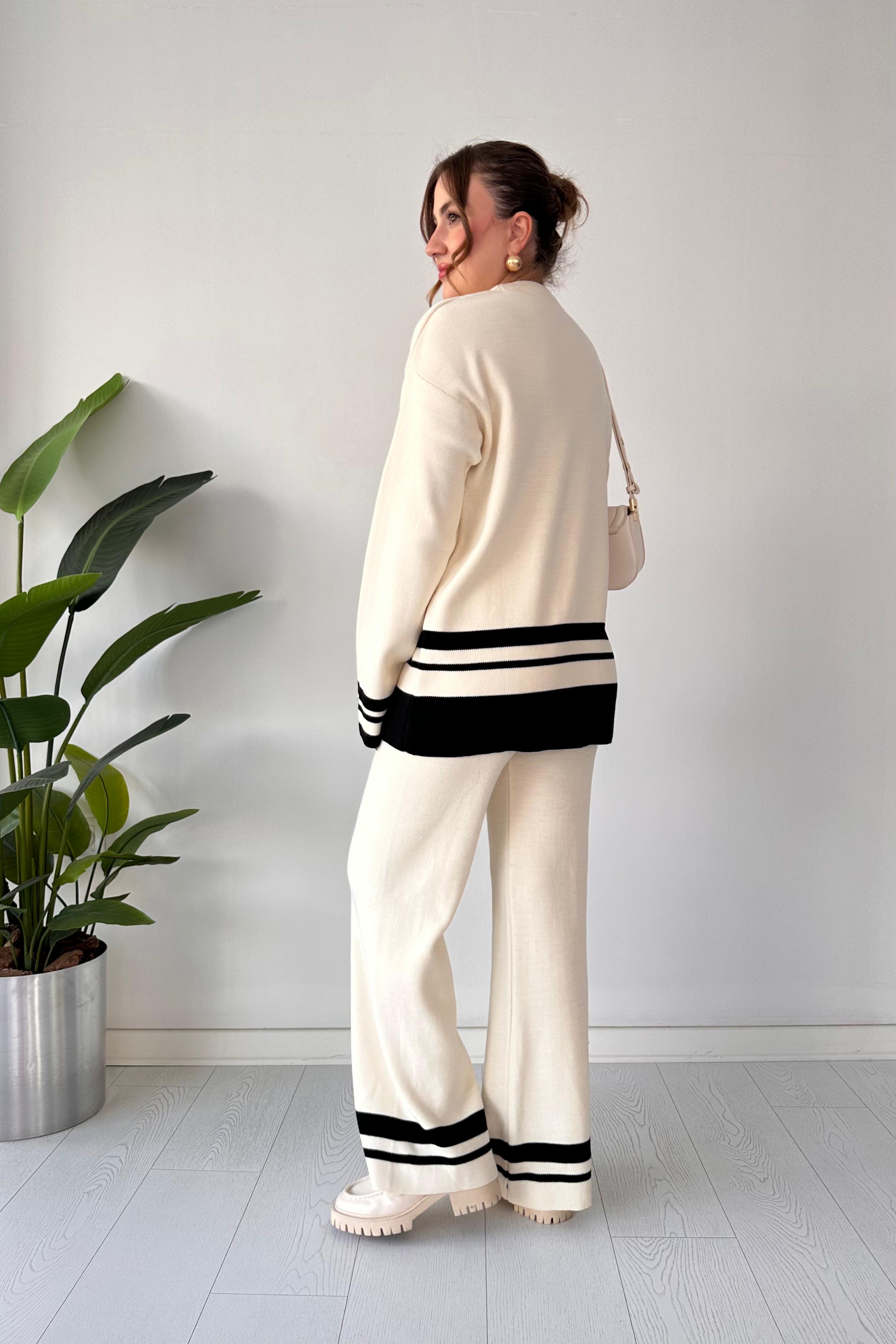 Eteği Şeritli Triko Takım