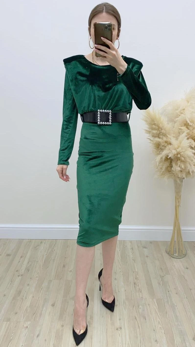 Vatkalı Kemerli Kadife Elbise Zümrüt