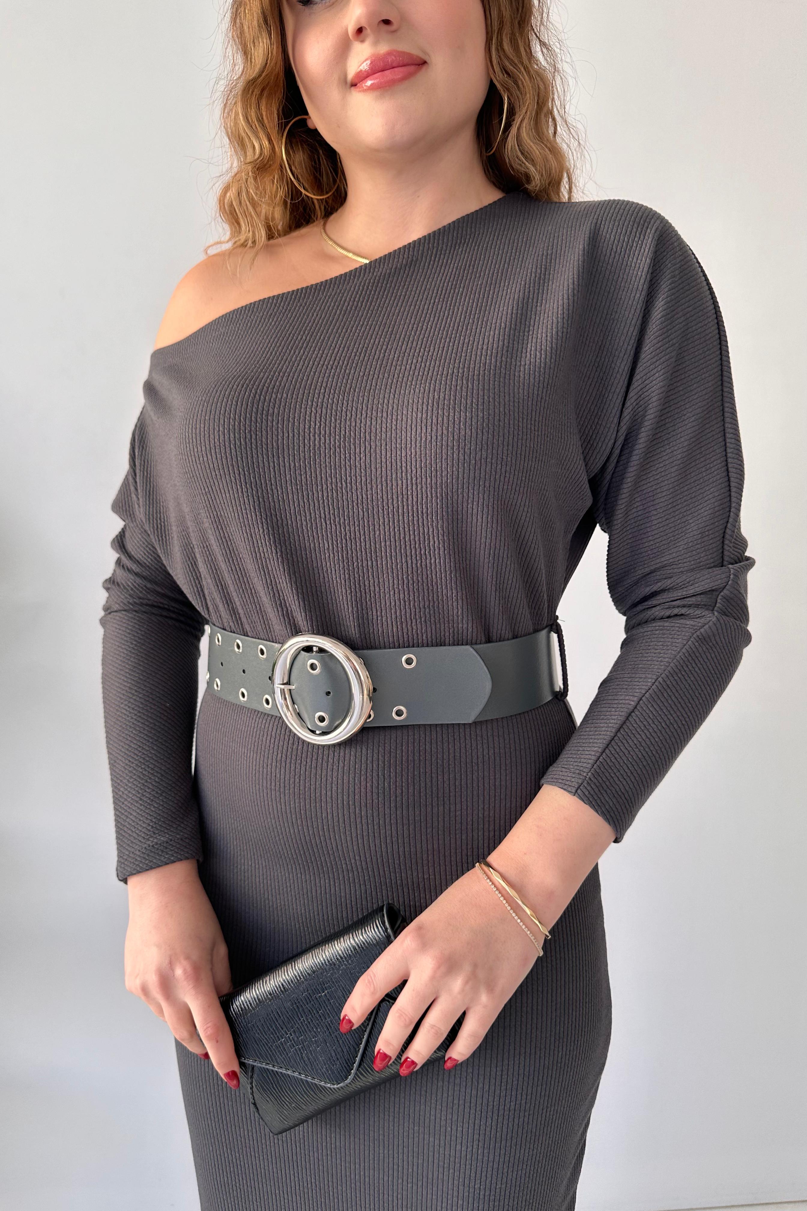 Düşük Omuz Kemerli Elbise