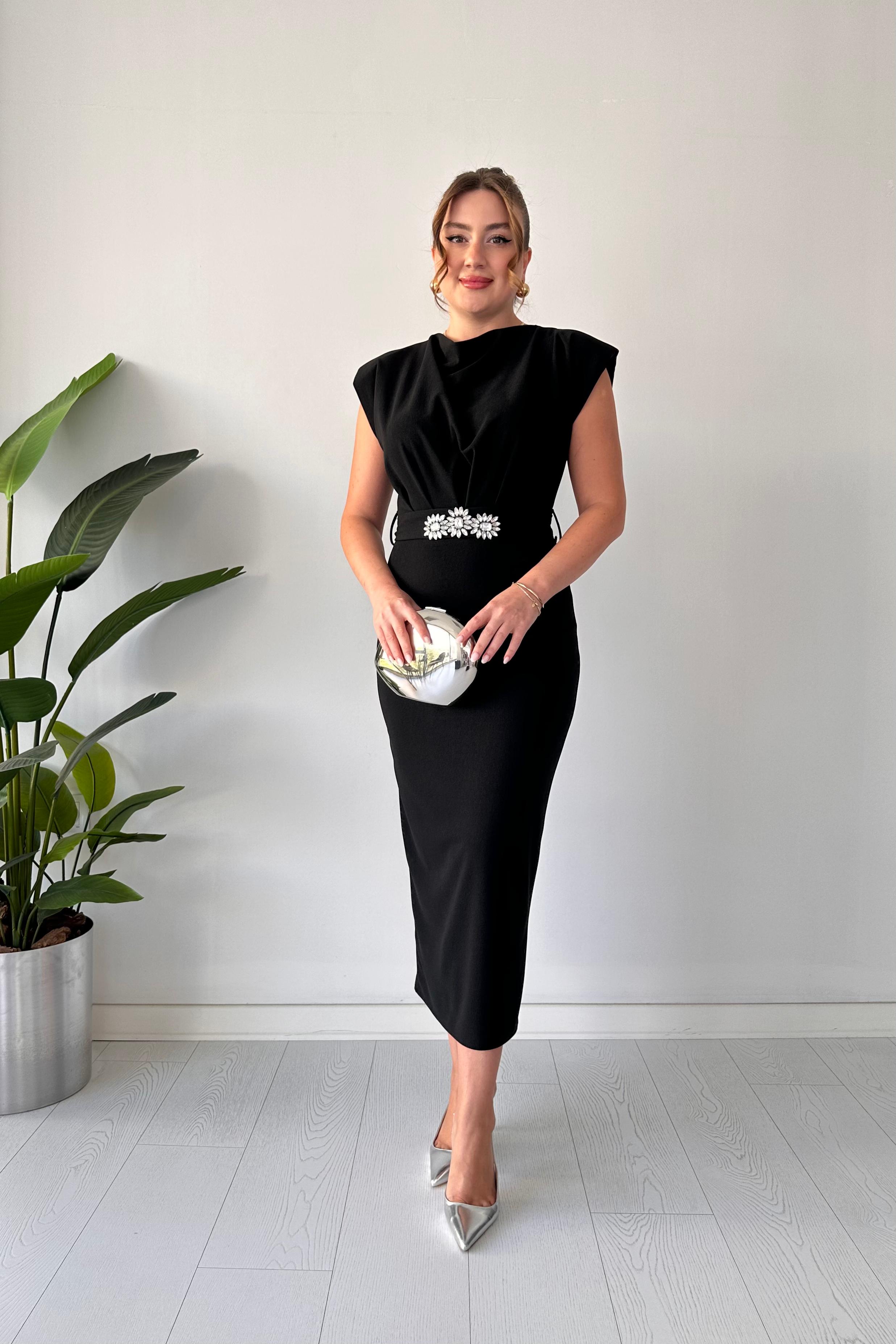 Üç Taş Kemerli Krep Elbise