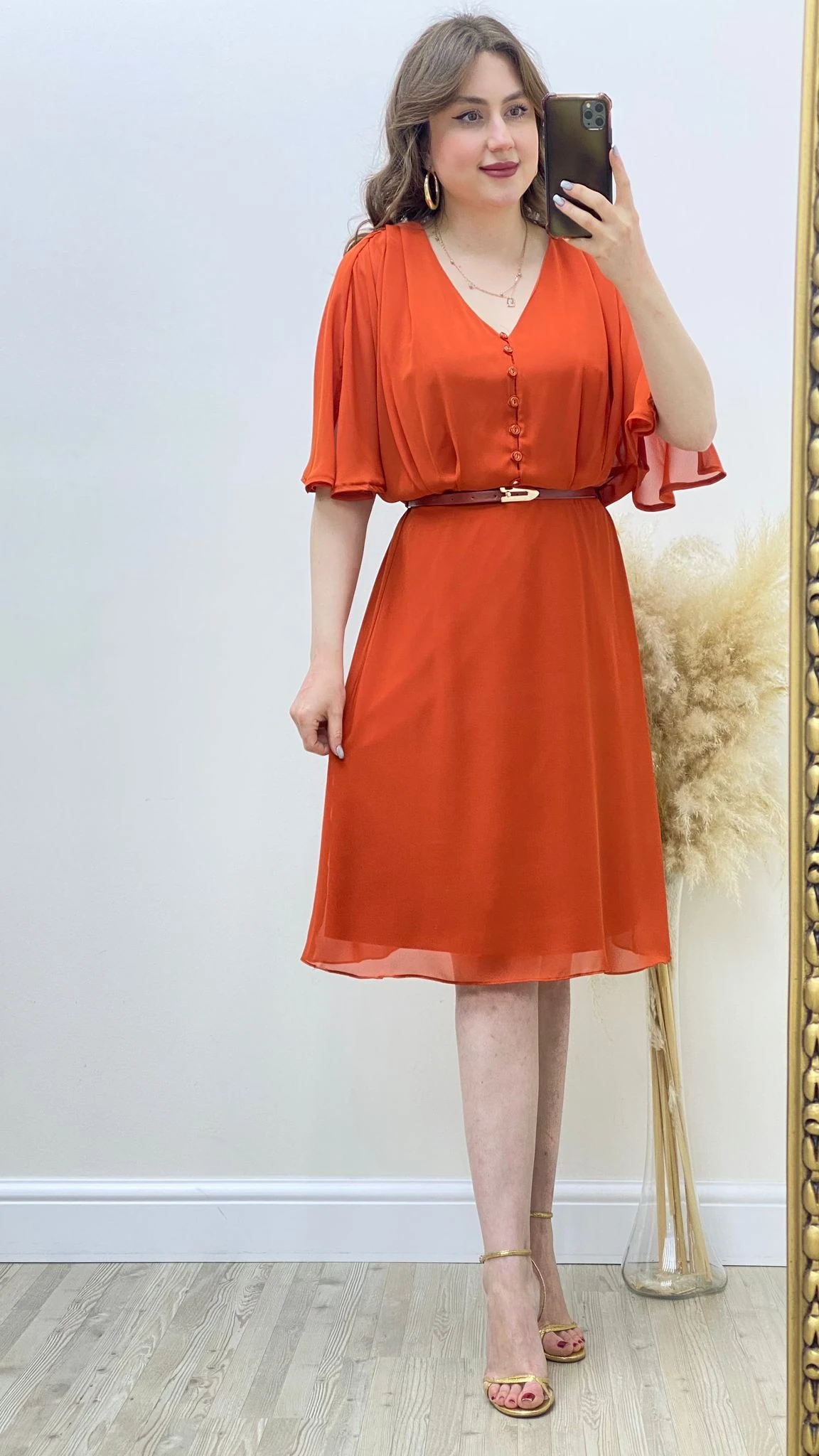 V Düğmeli Kemerli Şifon Elbise Kiremit