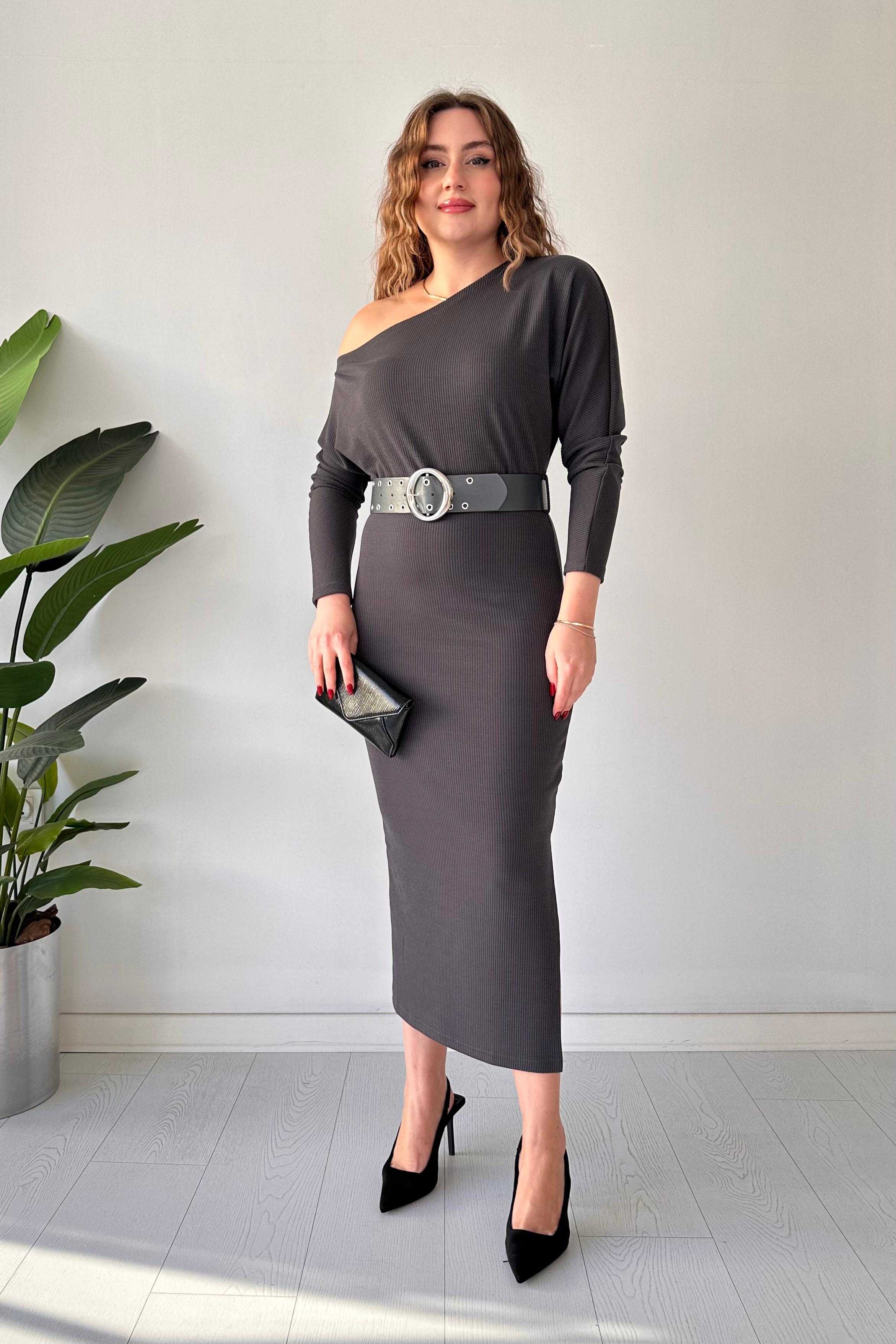 Düşük Omuz Kemerli Elbise