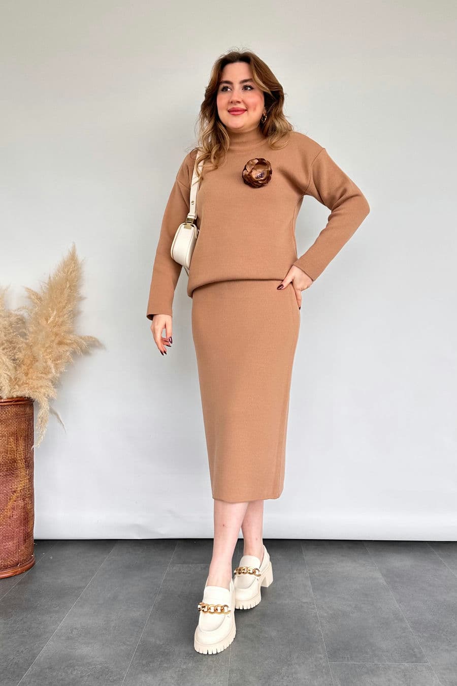 Çiçek Broş Etekli Takım