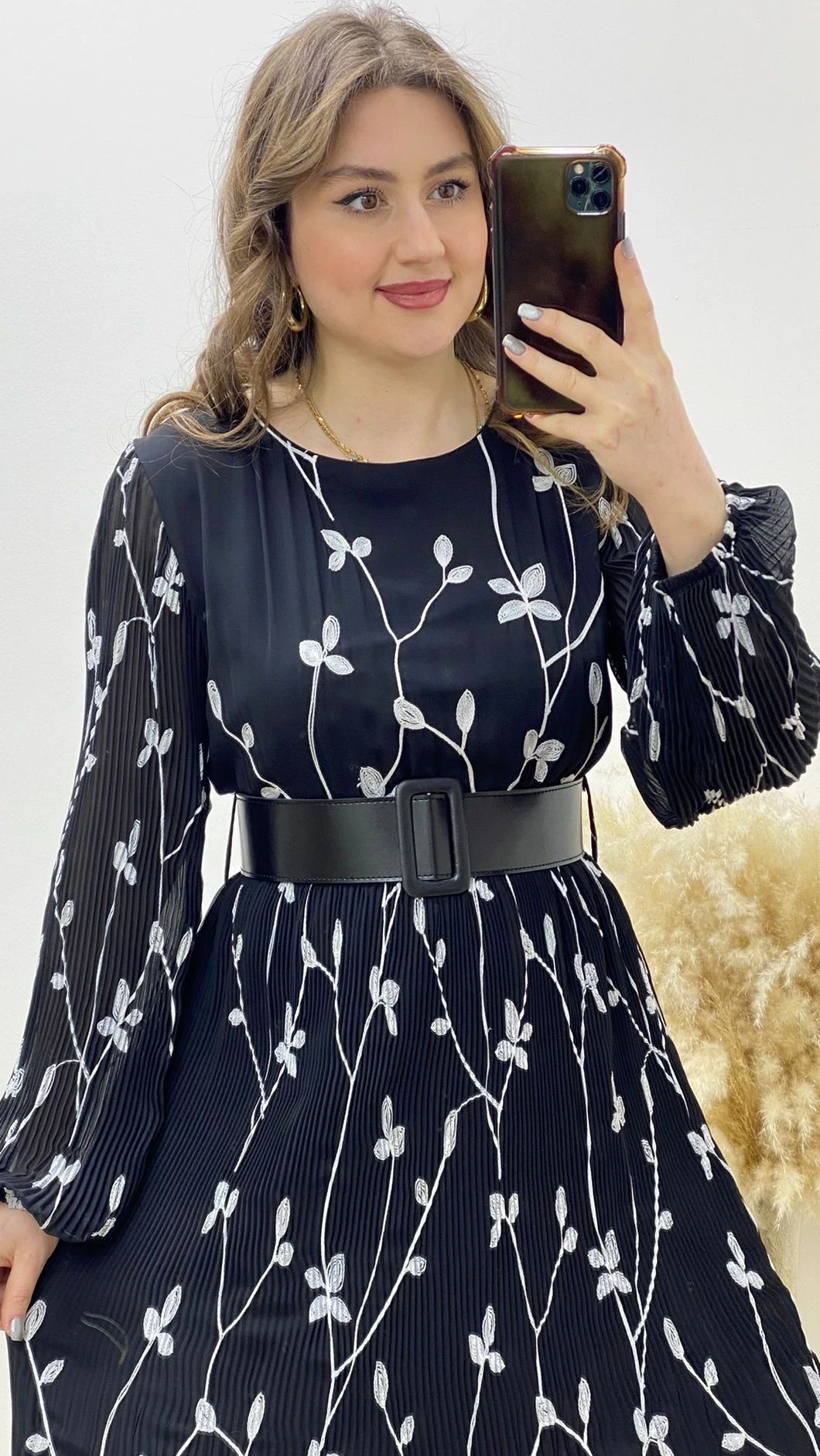 Yaprak Nakışlı Kemerli Şifon Elbise Siyah