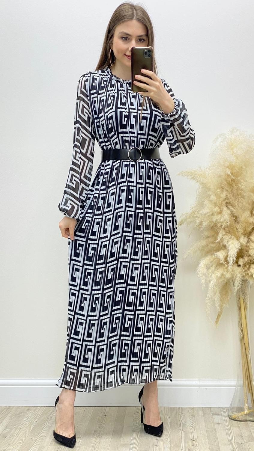 Sık Piliseli Desenli Şifon Elbise Siyah