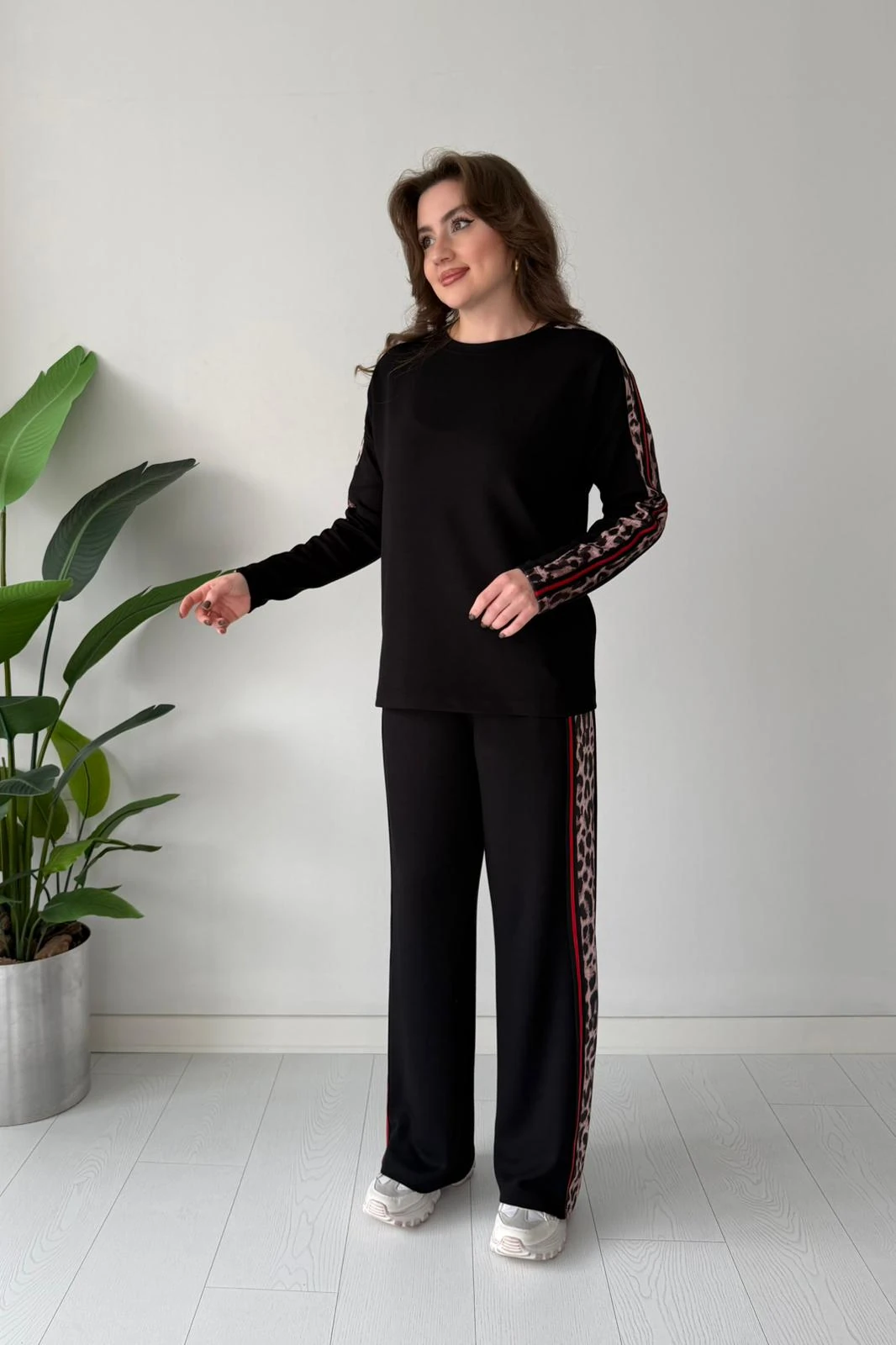 Kırmızı Şeritli Leopar Takım - Siyah