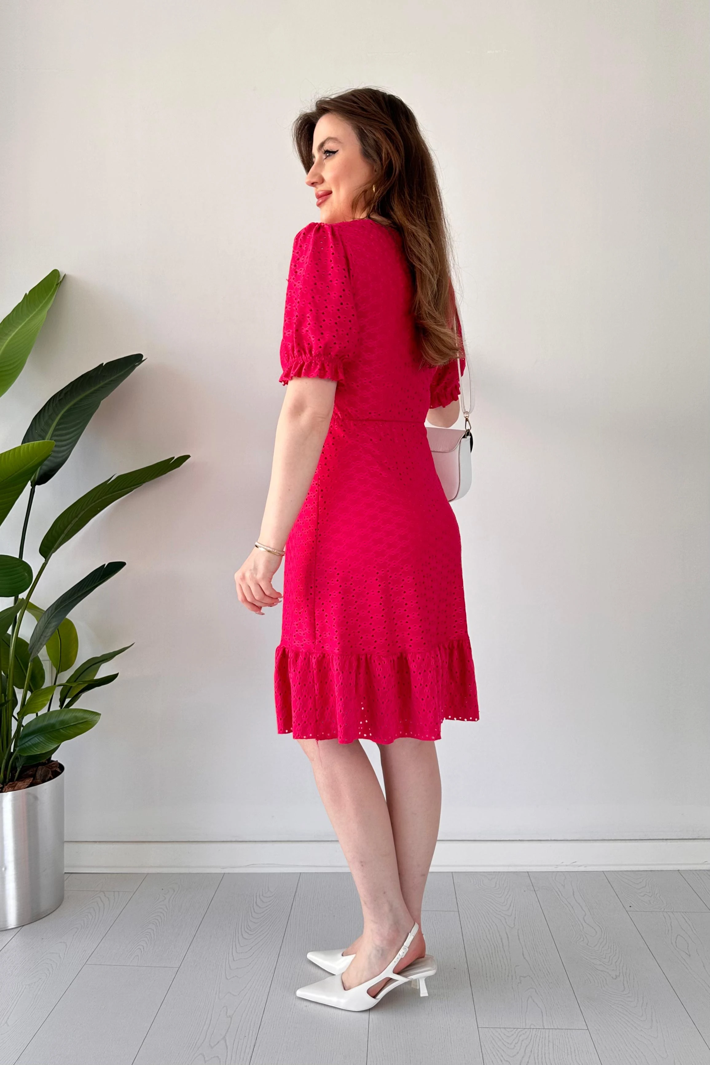 V Yaka Delik İşli Elbise