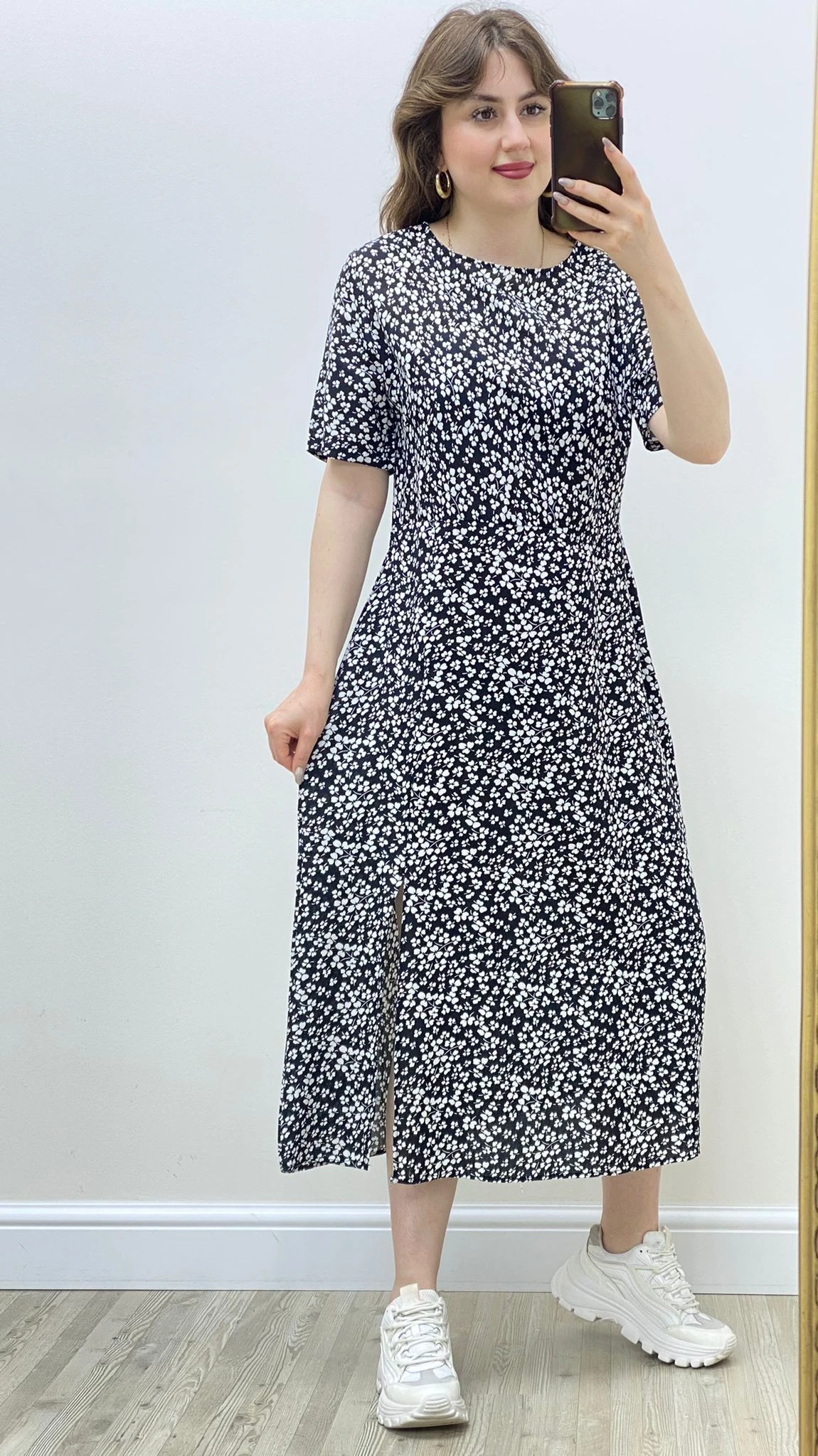 Tek Yırtmaç Yoncalı Viskon Elbise Siyah