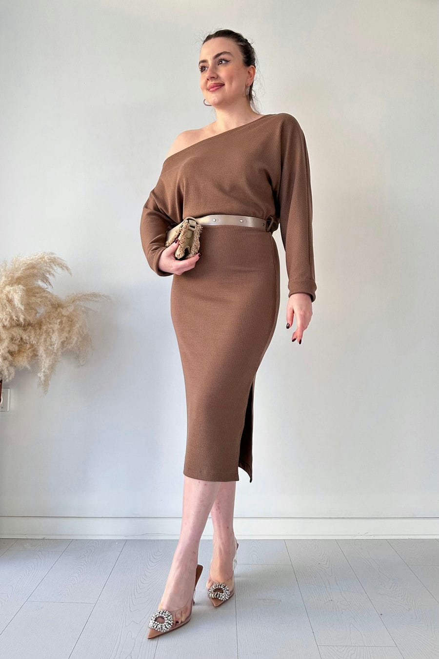 Düşük Omuz Kemerli Elbise