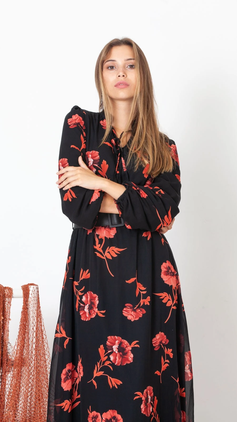 Kırmızı Çiçek Kemerli Şifon Elbise-Siyah