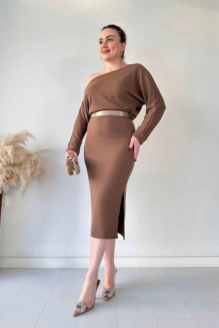 Düşük Omuz Kemerli Elbise