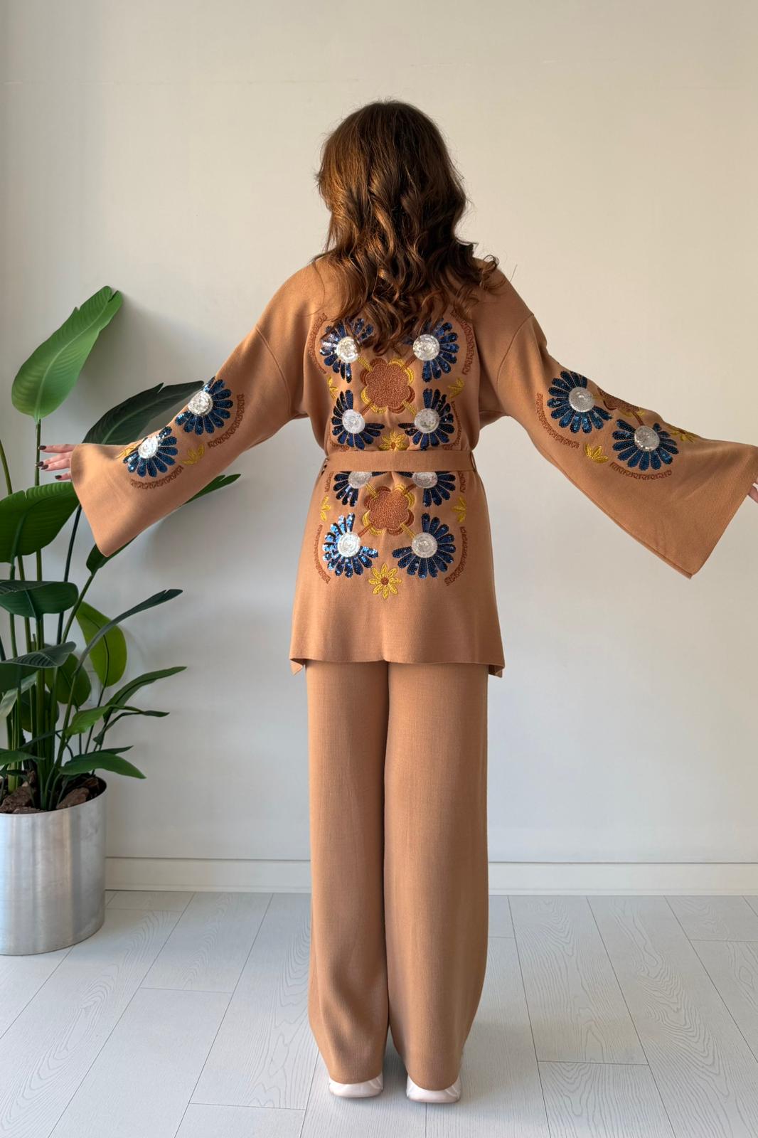 Arkası Pul İşlemeli Triko Takım - CAMEL