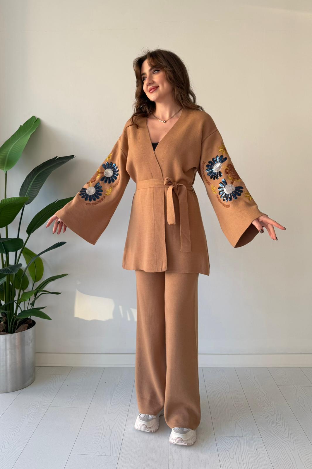 Arkası Pul İşlemeli Triko Takım