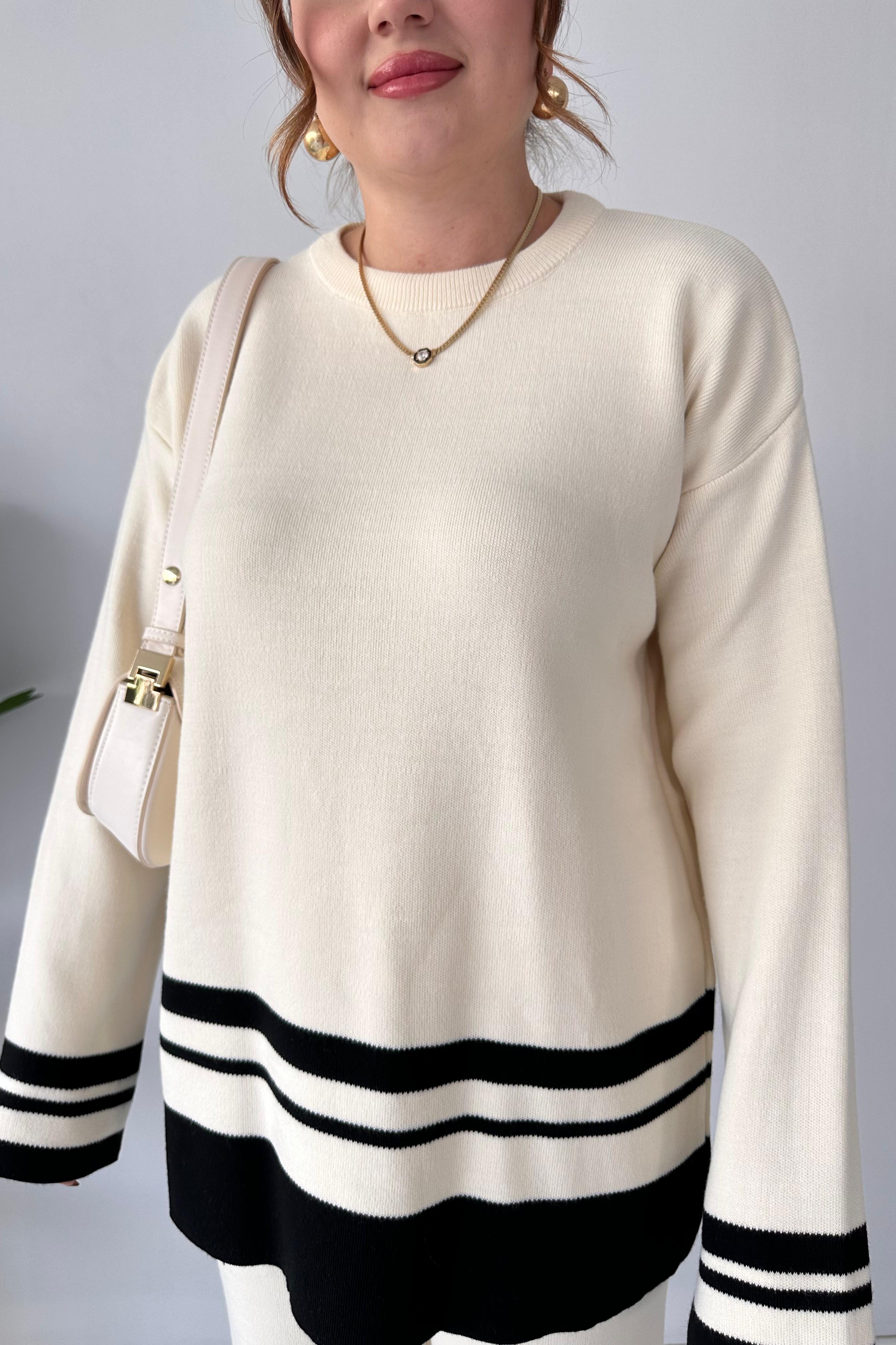 Eteği Şeritli Triko Takım